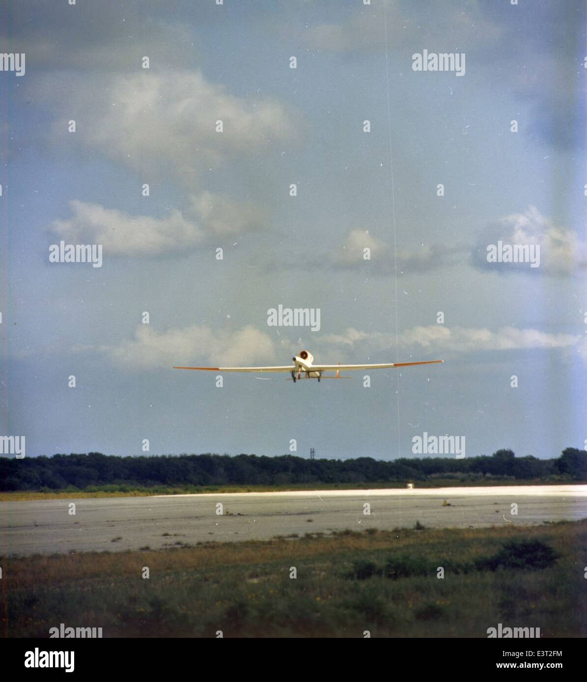 Questa fotografia cattura un drone da ricognizione USAF, il Compass Cope YQM-98, parte della serie Ryan Aeronautical. L'immagine mostra le capacità di volo e operative del drone, con componenti come il motore turbogetto Garrett ATF3 e la configurazione F104-GA-100, progettati per le missioni di sorveglianza e ricognizione. Rappresenta un aspetto importante dello sviluppo di veicoli aerei senza equipaggio durante l'era della Guerra fredda. Foto Stock