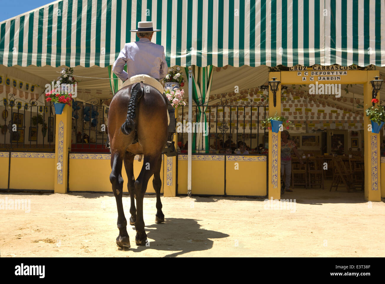 CORDOBA - 31 Maggio: Unidentified pilota spagnolo indietro in piedi di fronte a una fiera stand in fiera di Cordoba, 31 maggio 2013 Foto Stock