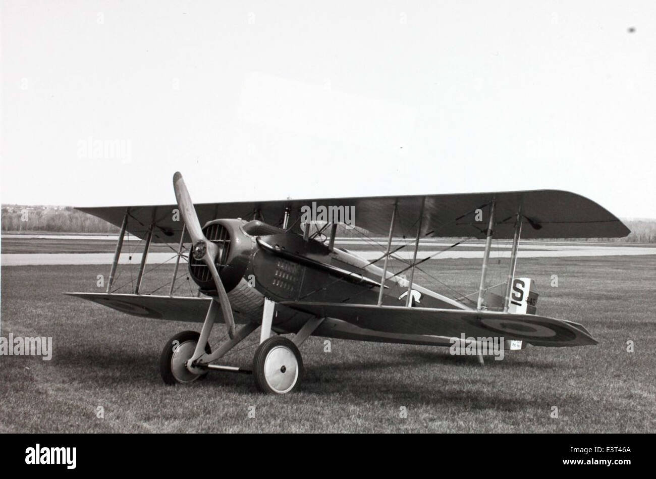 Lo SPAD VII era un aereo da caccia biplano francese utilizzato durante la prima guerra mondiale. Noto per la sua robusta costruzione e le capacità ad alta velocità, fu uno dei velivoli di maggior successo nei primi anni della guerra. L'SPAD VII giocò un ruolo chiave nel garantire la superiorità aerea degli Alleati e divenne un simbolo dell'aviazione francese durante il conflitto. Foto Stock