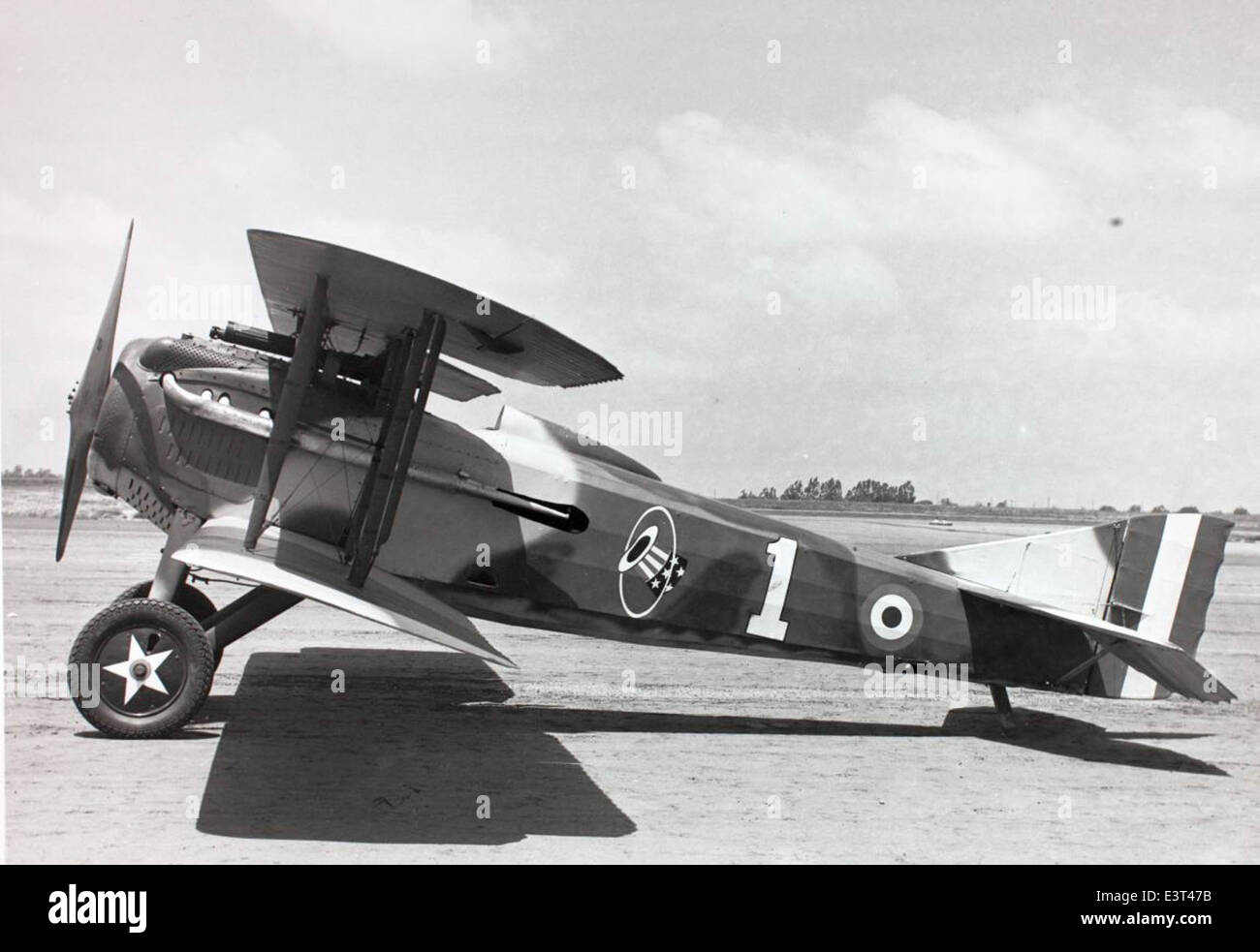 Lo SPAD VII era un caccia biplano francese sviluppato durante la prima guerra mondiale e utilizzato da diverse forze aeree alleate, note per la sua velocità e manovrabilità. L'aereo ha svolto un ruolo cruciale nel combattimento aereo, contribuendo al successo di molti combattimenti aerei durante la guerra. Foto Stock