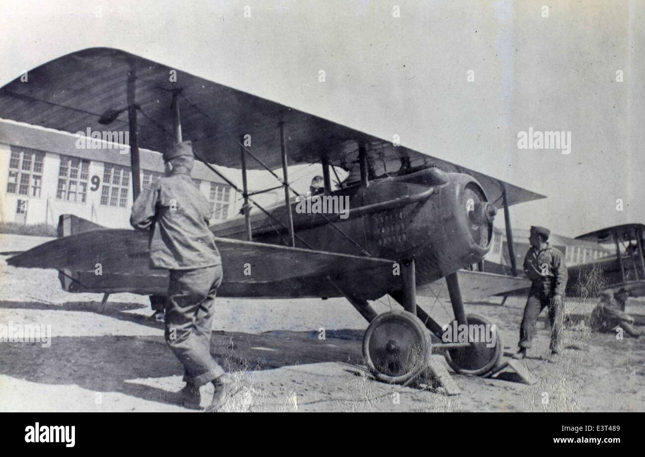 Lo SPAD VII era un caccia francese utilizzato durante la prima guerra mondiale, rinomato per la sua velocità e manovrabilità, fu uno dei velivoli di maggior successo della guerra, servendo sia nel servizio aereo francese che con le forze americane come componente chiave nelle operazioni di combattimento aereo. Foto Stock