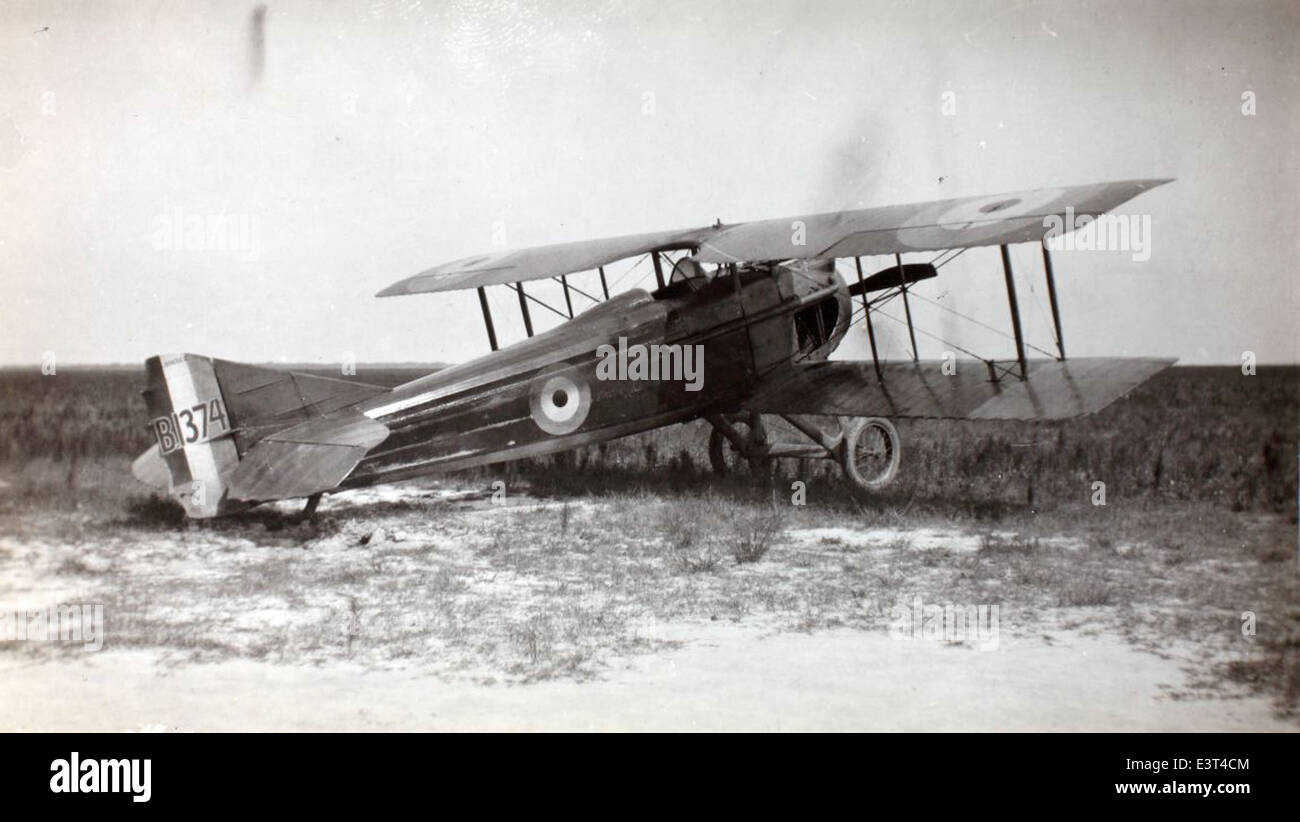 Lo SPAD VII era un caccia biplano monoposto francese ampiamente utilizzato durante la prima guerra mondiale. Divenne uno dei velivoli di maggior successo della sua epoca, notevole per la sua robustezza e potenza di fuoco. Fu pilotato da diversi assi importanti, contribuendo in modo significativo alla vittoria alleata in aria. Foto Stock