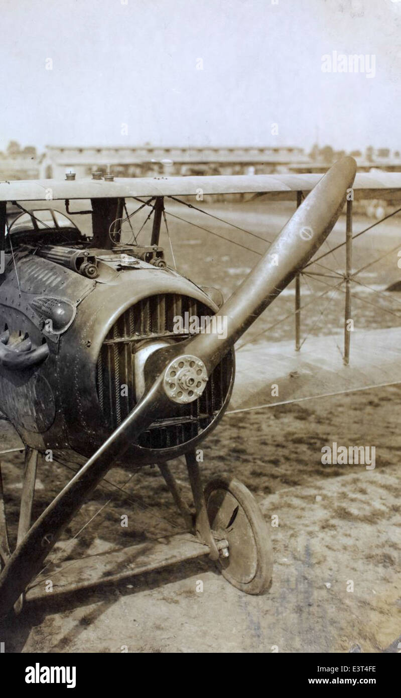 Lo SPAD XIII (S.12) era un aereo da caccia francese utilizzato durante la prima guerra mondiale. Rinomato per la sua velocità e potenza di fuoco, lo SPAD XIII fu uno dei caccia alleati di maggior successo della guerra. Il suo design robusto e il potente motore lo hanno reso uno dei preferiti tra i piloti ACE, tra cui Eddie Rickenbacker. L'SPAD XIII giocò un ruolo chiave nel combattimento aereo sul fronte occidentale. Foto Stock