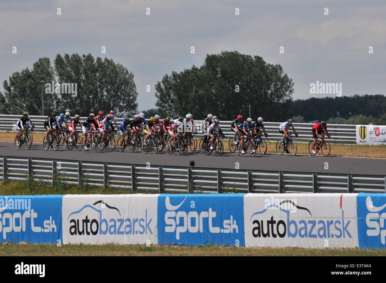 Orechova Poton, Slovacchia anello, Slovacchia, Giugno 26-27, 2014: Peleton dei ciclisti inizia la gara. Il secondo anniversario della 24 ore di corsa in bicicletta ad anello la Slovacchia ha avuto luogo presso la Slovacchia Ring vicino Orechova Poton village, Slovacchia. Più di 280 piloti hanno iniziato a copmpete a 12.00am di Giugno 26, 2014 e finito la gara a 12.00am di Giugno 27, 2014. Foto Stock