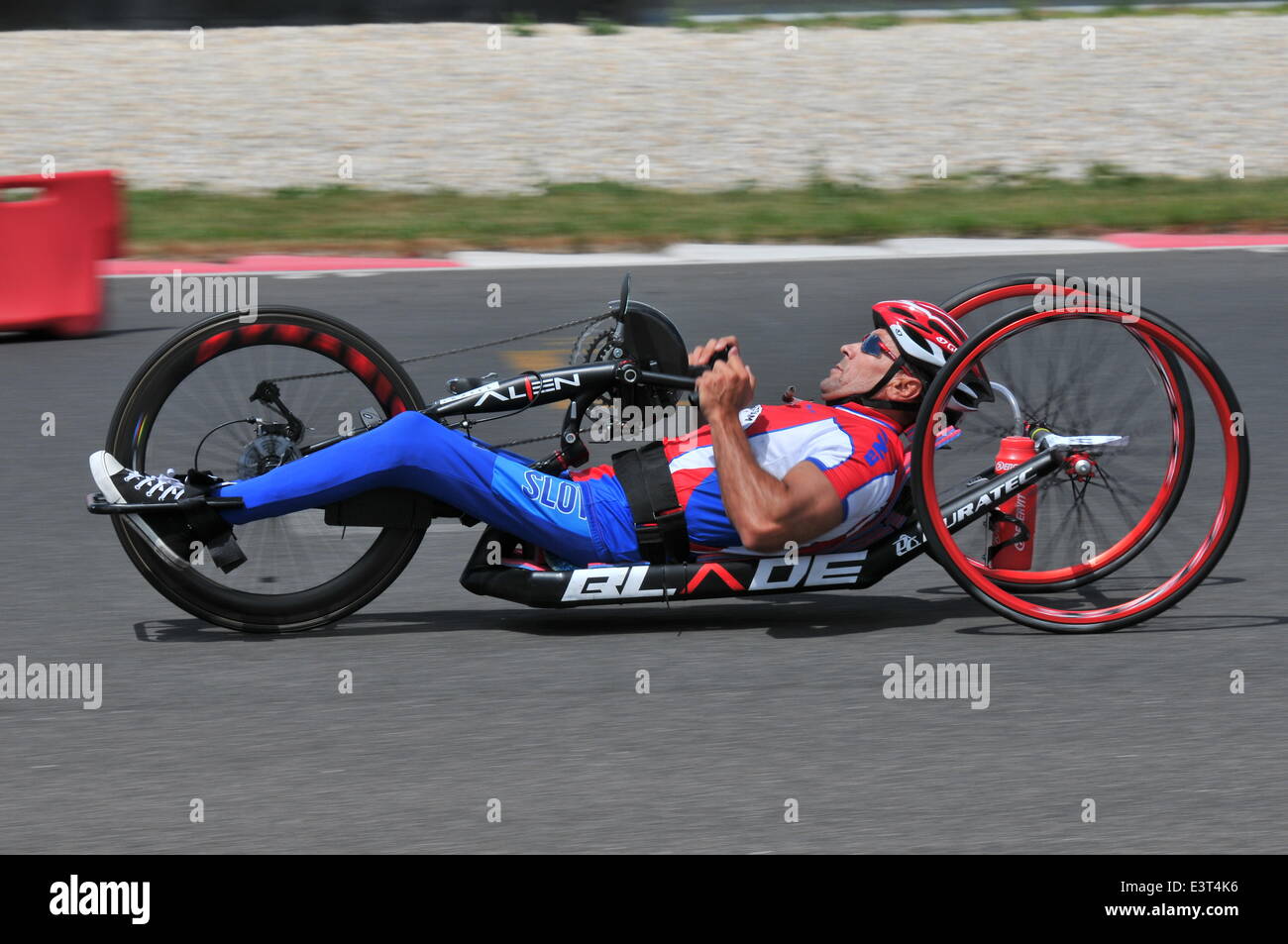 Orechova Poton, Slovacchia anello, Slovacchia, Giugno 26-27, 2014: Membro di Handbike Slovacchia Team corse durante la gara. Il secondo anniversario della 24 ore di corsa in bicicletta ad anello la Slovacchia ha avuto luogo presso la Slovacchia Ring vicino Orechova Poton village, Slovacchia. Più di 280 piloti hanno iniziato a copmpete a 12.00am di Giugno 26, 2014 e finito la gara a 12.00am di Giugno 27, 2014. Foto Stock