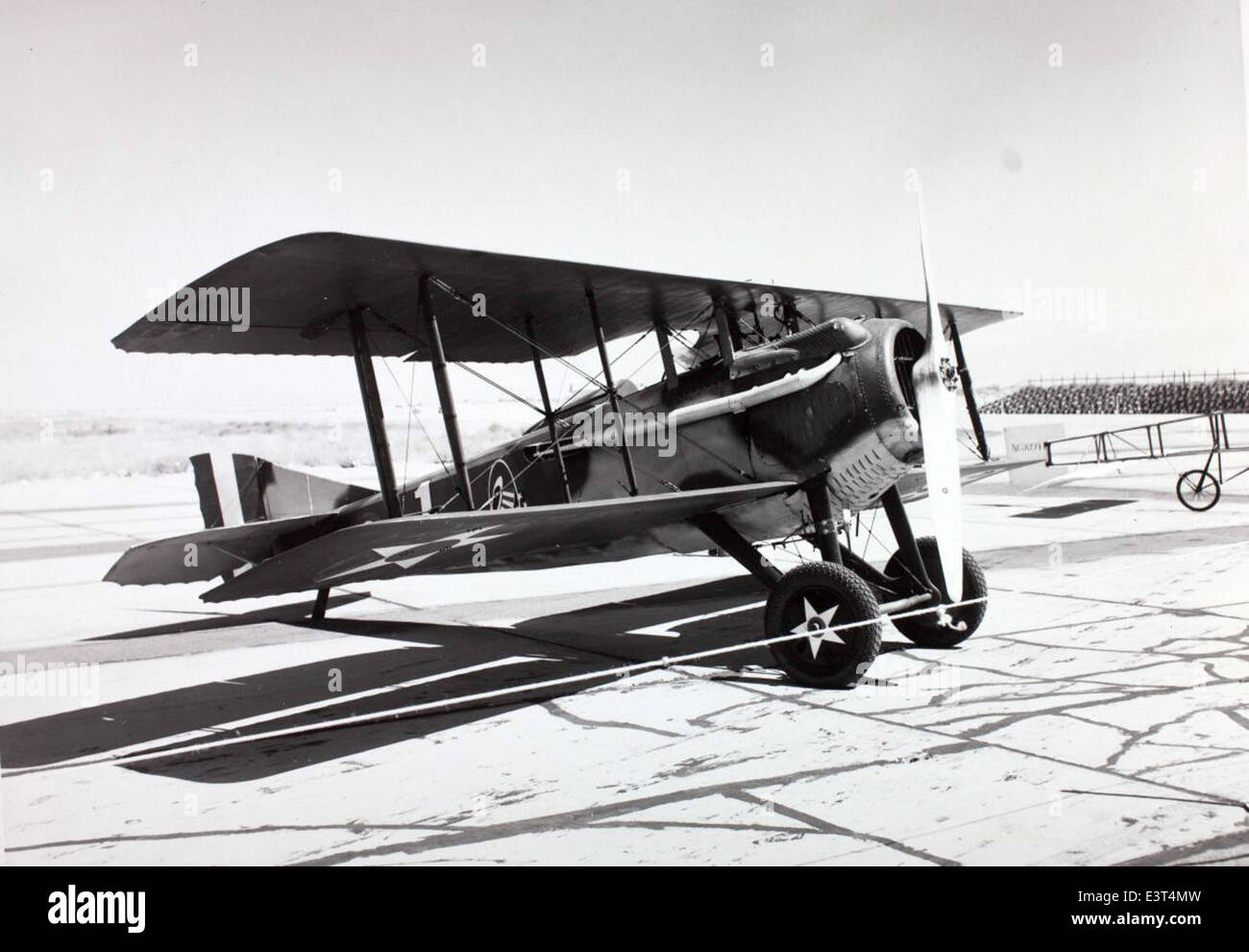 L'SPAD XIII, un iconico combattente francese della prima guerra mondiale, era noto per la sua resistenza e potenza di fuoco. Fu utilizzato dai piloti alleati, tra cui il famoso Eddie Rickenbacker, in combattimenti aerei cruciali durante le fasi successive della guerra. Foto Stock