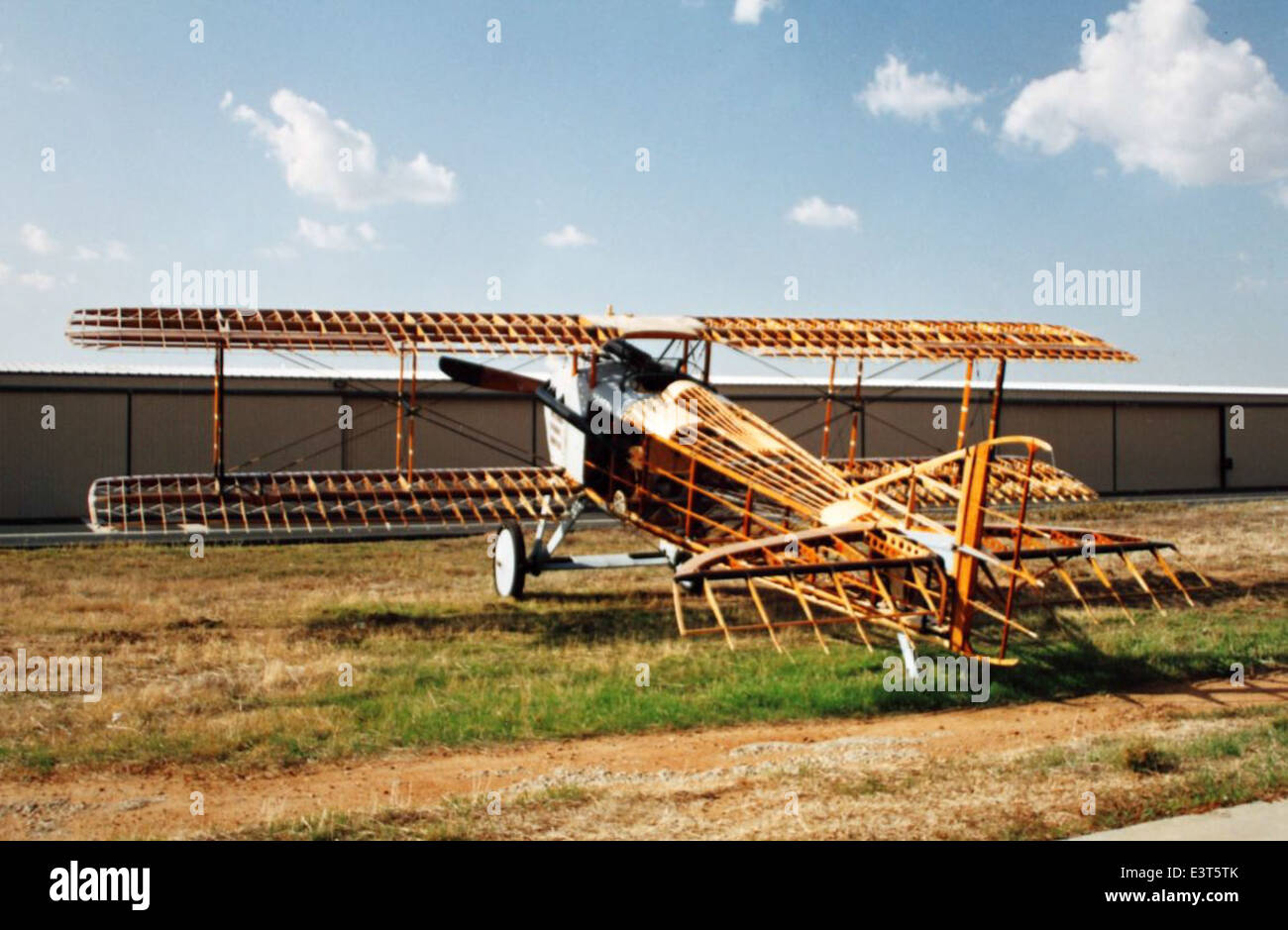 Lo SPAD VII era un aereo da caccia francese utilizzato durante la prima guerra mondiale. Fu progettato per il combattimento dei cani e giocò un ruolo cruciale nel successo del servizio aereo francese. Il suo design robusto, il potente motore e la potenza di fuoco superiore lo hanno reso uno dei velivoli più efficaci della guerra, contribuendo in modo significativo alla vittoria alleata nel conflitto. Foto Stock