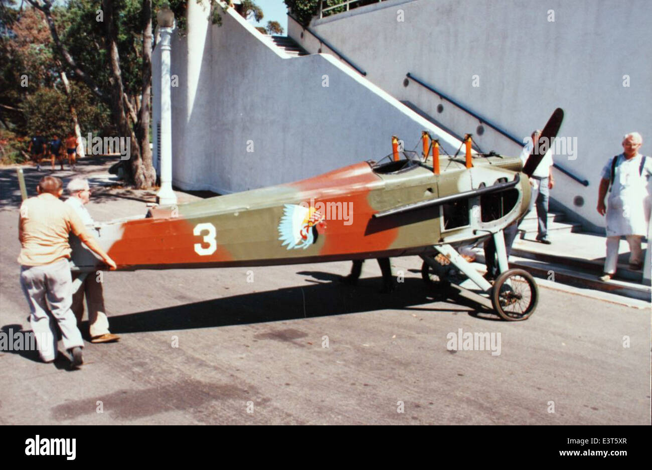 Lo SPAD VII era un altro caccia francese della prima guerra mondiale, noto per il suo design migliorato rispetto ai suoi predecessori. Con un motore da 150 cv, fu molto efficace nel combattimento aereo, contribuendo al successo dell'aviazione francese durante la guerra. Era equipaggiata con mitragliatrici Vickers gemelle. Foto Stock