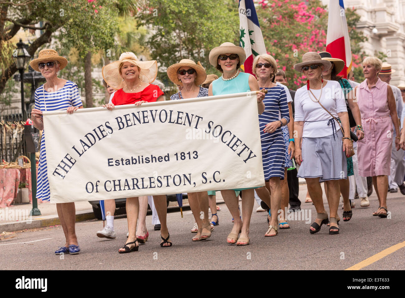 Membri delle signore benevolo società marzo all incontro Street per celebrare la Giornata della Carolina Giugno 28, 2014 a Charleston, Sc. Carolina giorno celebra il 238th anniversario della vittoria americana nella battaglia di Sullivan's Island oltre la Royal Navy e l'esercito britannico. Foto Stock