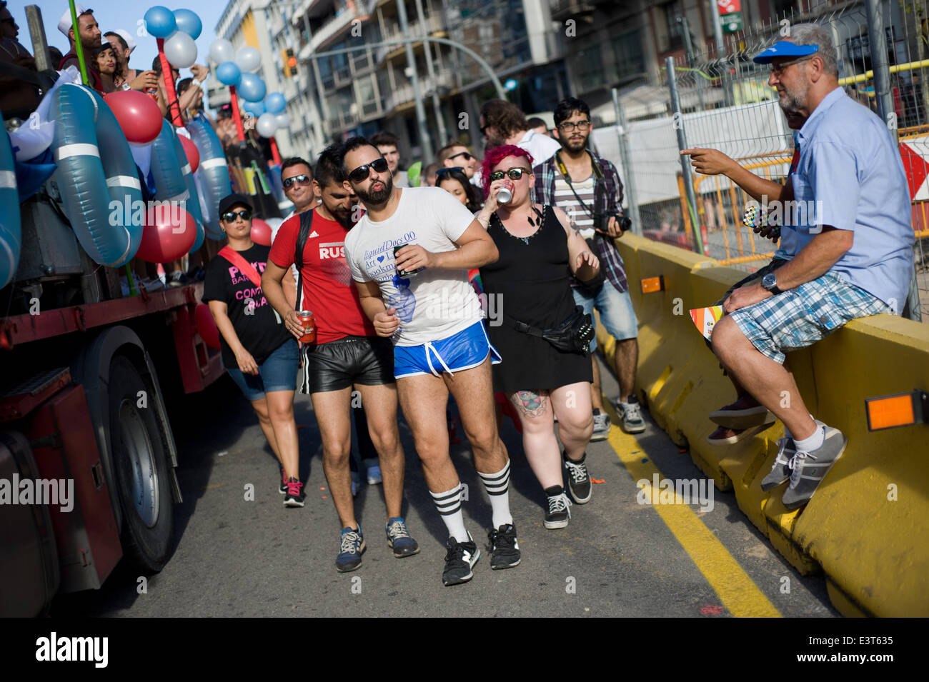 Il 28 giugno, 2014-Barcelona, Spagna. I partecipanti del Pride Parade 2014 danza nelle strade di Barcellona.migliaia si sono riuniti per un colorato due ore di lunga sfilata di carri allegorici e gruppi diversi dalla comunità LGBT in che cosa è stata la sesta edizione di LGBT pride festival nel centro della città di Barcellona. Foto Stock