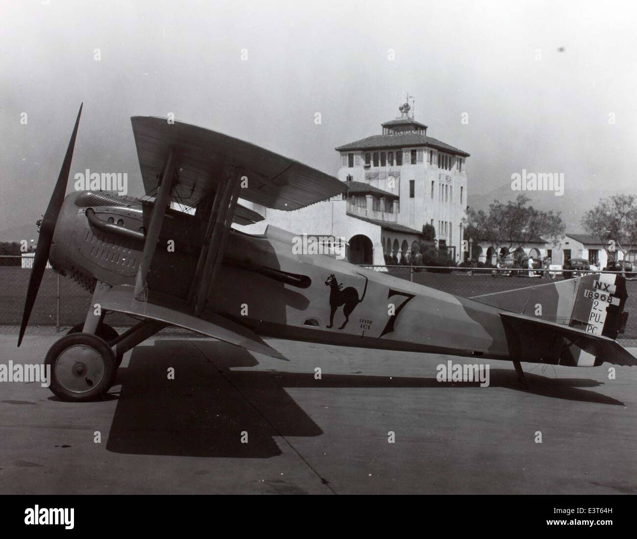 Lo SPAD VII era un caccia biplano francese utilizzato durante la prima guerra mondiale. Conosciuto per la sua velocità e il potente armamento, lo SPAD VII divenne uno dei caccia alleati di maggior successo, specialmente nelle mani di piloti esperti come Eddie Rickenbacker. Era rinomato per la sua struttura robusta e le eccellenti prestazioni in combattimento aereo durante la guerra. Foto Stock