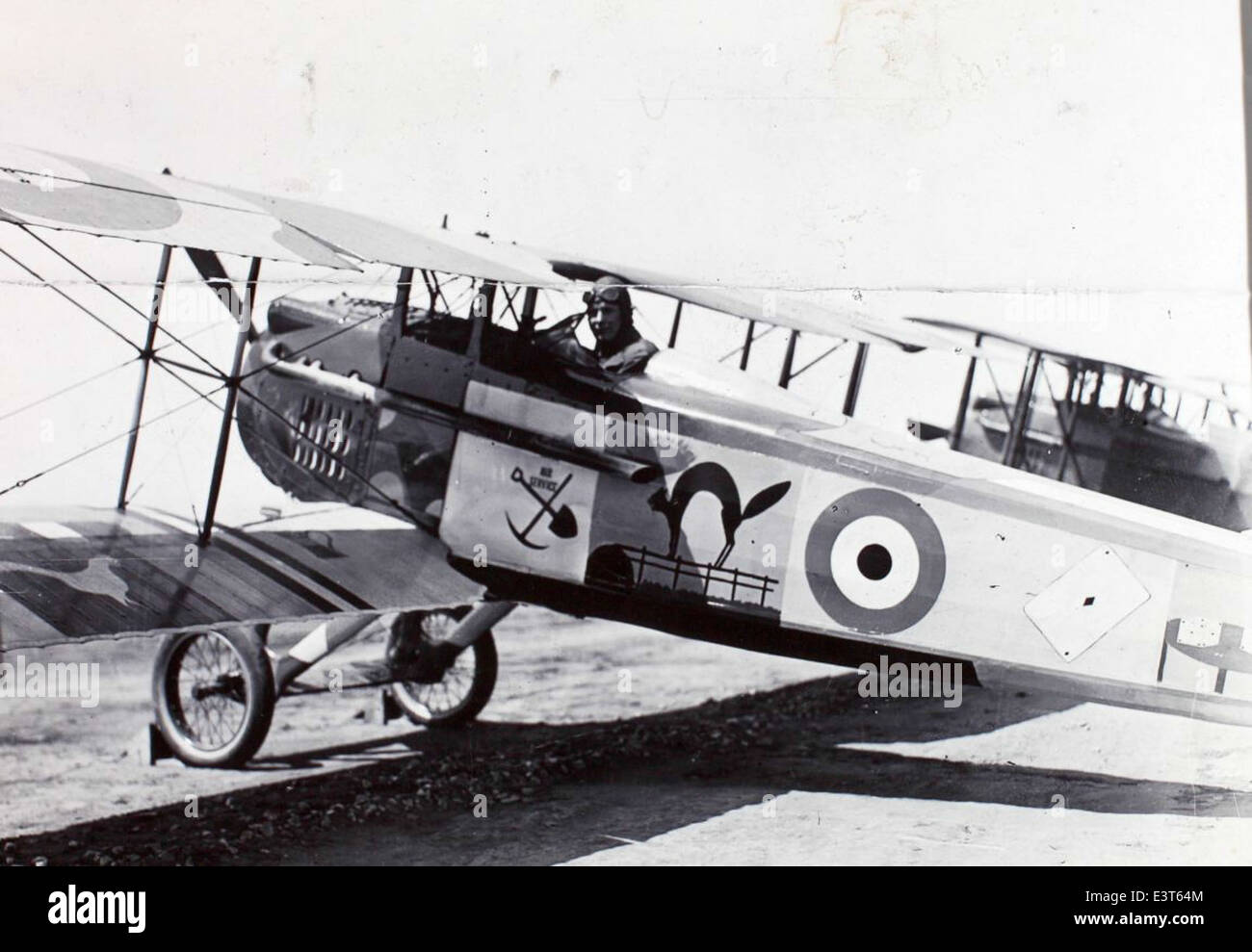 Lo SPAD VII era un caccia francese utilizzato durante la prima guerra mondiale, noto per la sua velocità e agilità. Giocò un ruolo significativo nel conflitto, fornendo la superiorità aerea e impegnandosi in combattimenti aerei nemici. Foto Stock