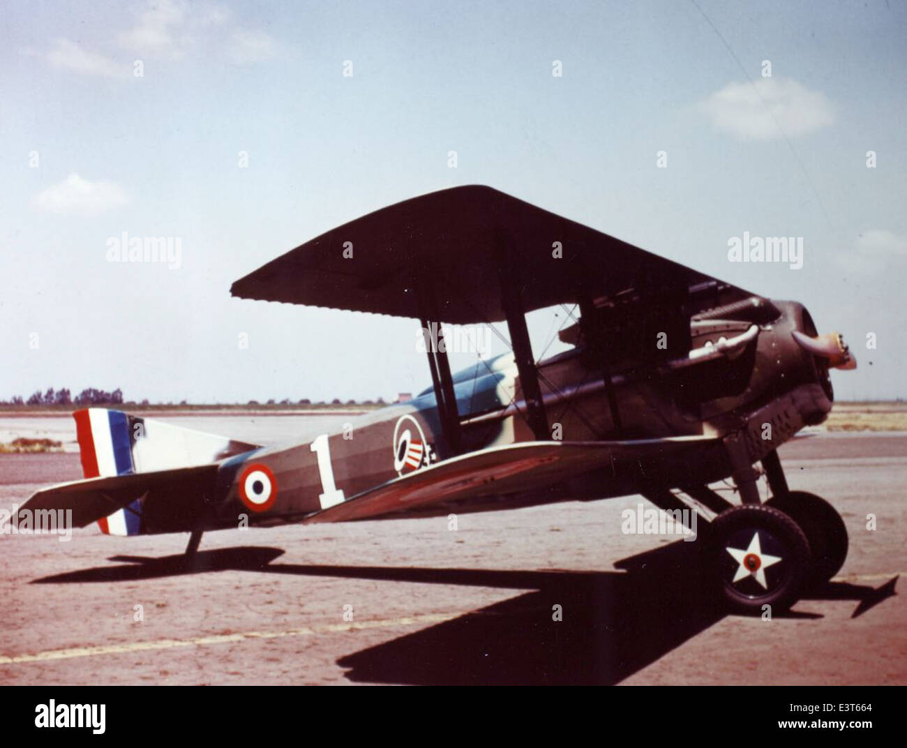 Lo SPAD VII era un caccia biplano francese utilizzato durante la prima guerra mondiale noto per la sua durata e velocità, lo SPAD VII era uno dei velivoli alleati di maggior successo durante la guerra, ampiamente utilizzato per missioni di superiorità aerea e compiti di scorta. Foto Stock