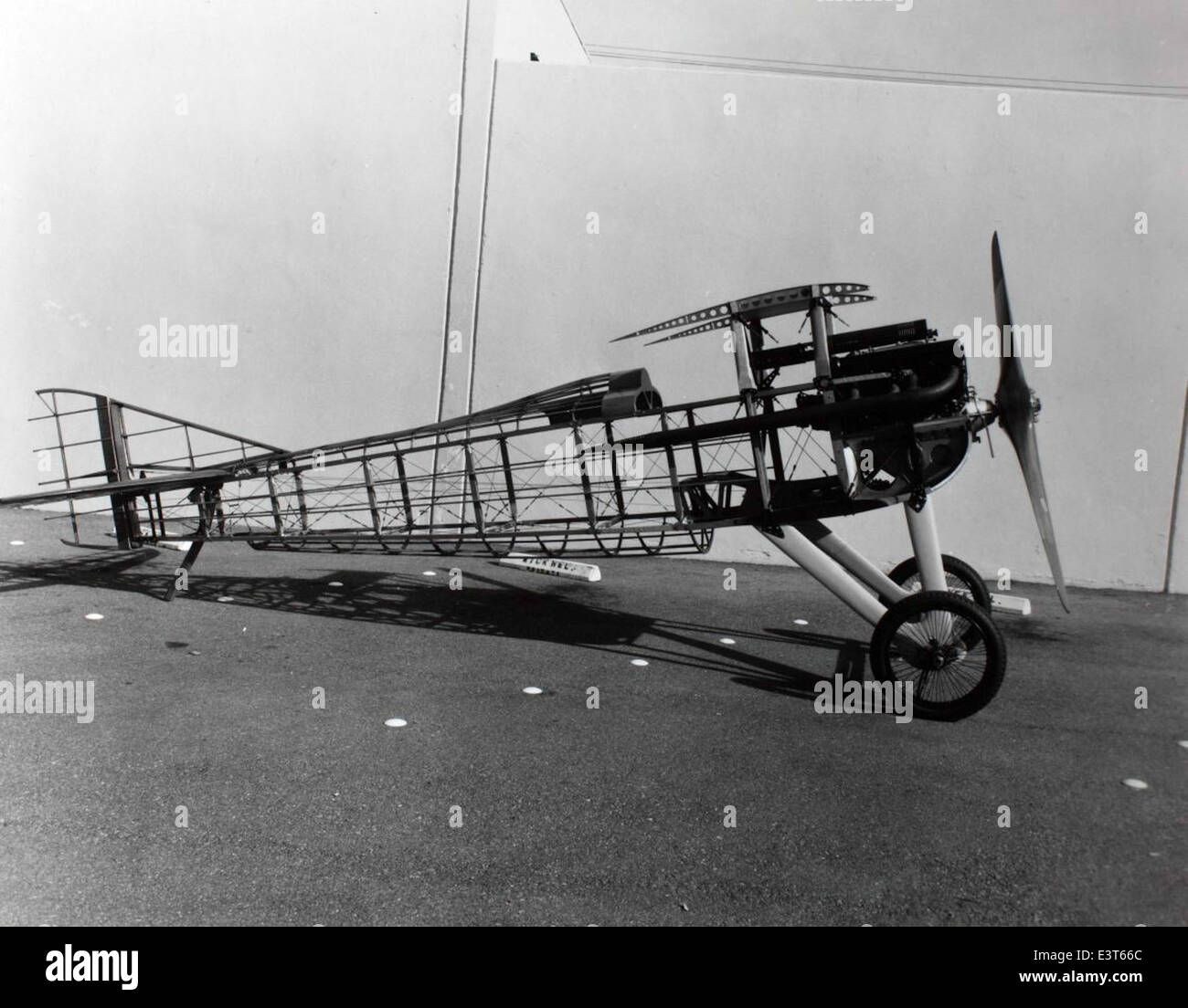 Lo SPAD VII era un caccia biplano francese utilizzato durante la prima guerra mondiale. Noto per il suo design robusto e la sua velocità, fu uno dei caccia di maggior successo della guerra, fornendo supporto chiave alle forze alleate in combattimento aereo. Foto Stock