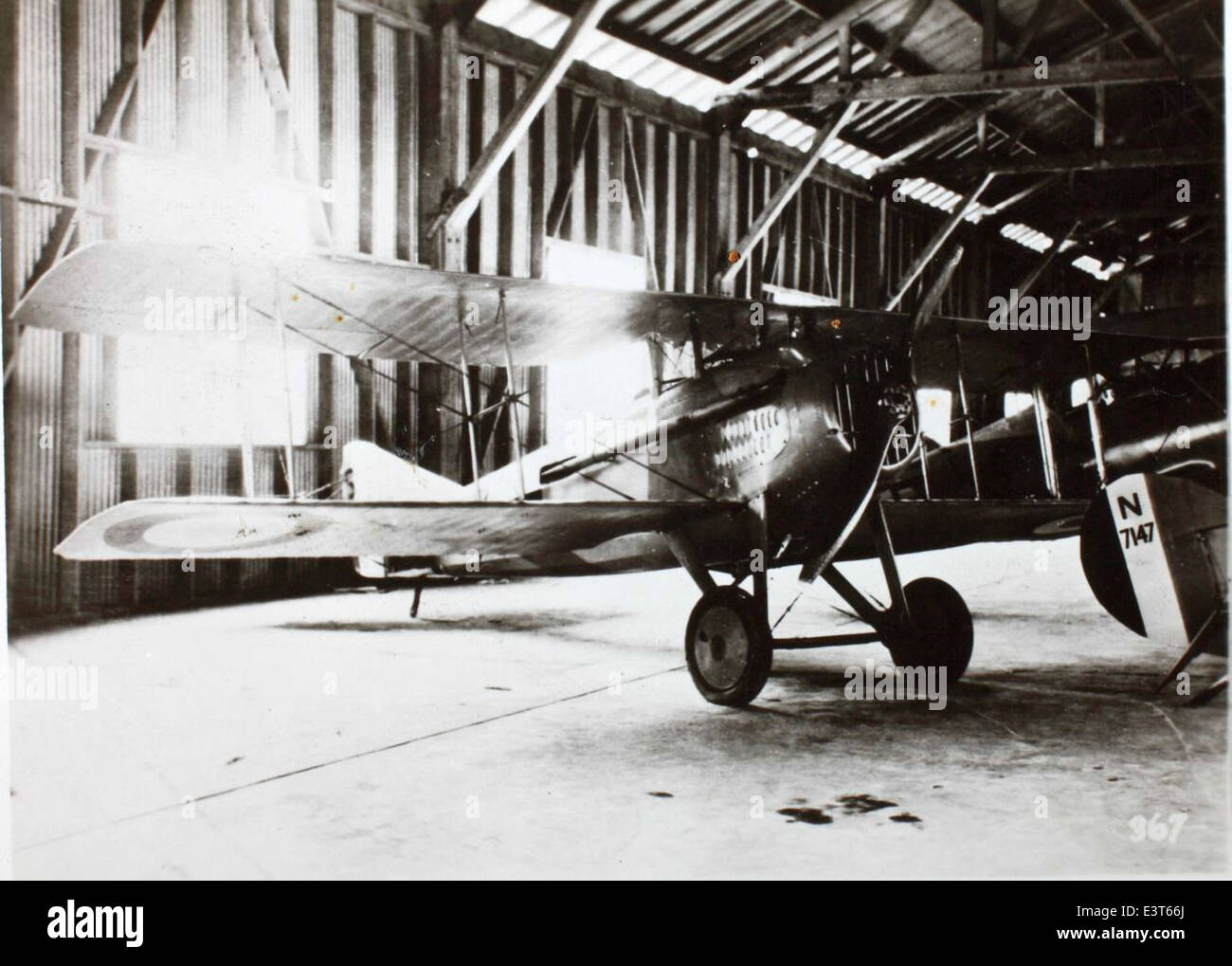Lo SPAD VII era un caccia biplano francese ampiamente utilizzato durante la prima guerra mondiale. Noto per il suo design robusto e la sua velocità, divenne uno dei caccia più efficaci dell'epoca. Lo SPAD VII giocò un ruolo cruciale nell'ottenere la superiorità aerea per gli Alleati, con armamenti avanzati e migliori prestazioni del motore rispetto ai modelli precedenti. Foto Stock