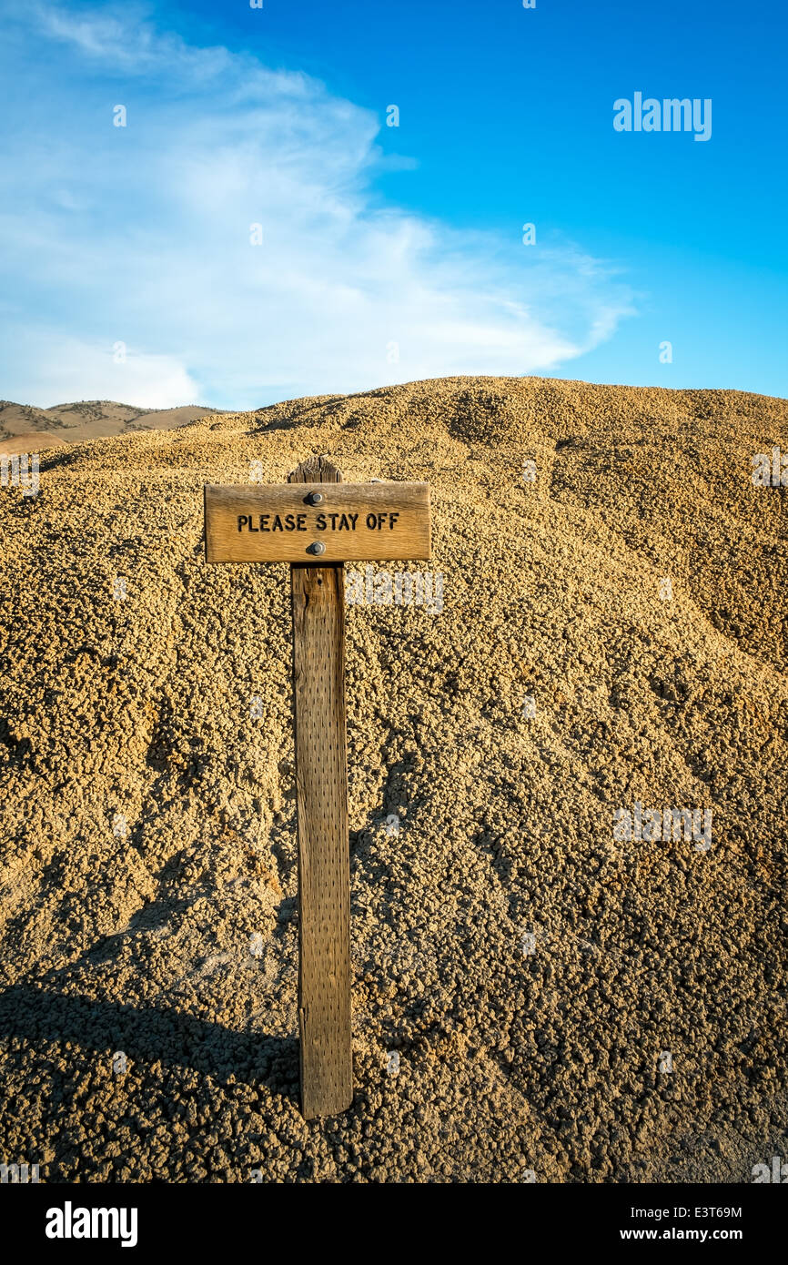 Semplice si prega di rimanere spenta Sign in monumento nazionale. Situato nelle colline dipinte di unità di John Day Fossil Beds in Oregon orientale Foto Stock