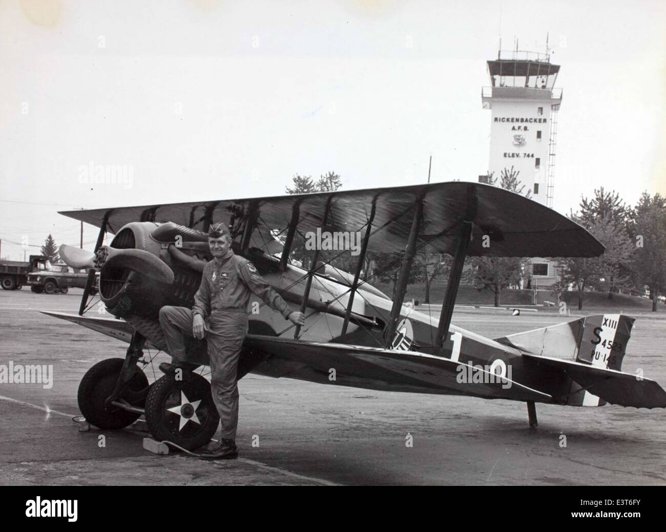 Lo SPAD XIII (S.12) era un aereo da caccia francese della prima guerra mondiale, riconosciuto per la sua durata ed efficacia in combattimento. Sviluppato dalla Société Pour l'Aviation et ses Dérivés (SPAD), era equipaggiato con un potente motore Hispano-Suiza. Lo SPAD XIII fu determinante nel garantire la superiorità aerea degli Alleati e fu ampiamente utilizzato da piloti Aci come Eddie Rickenbacker. Foto Stock