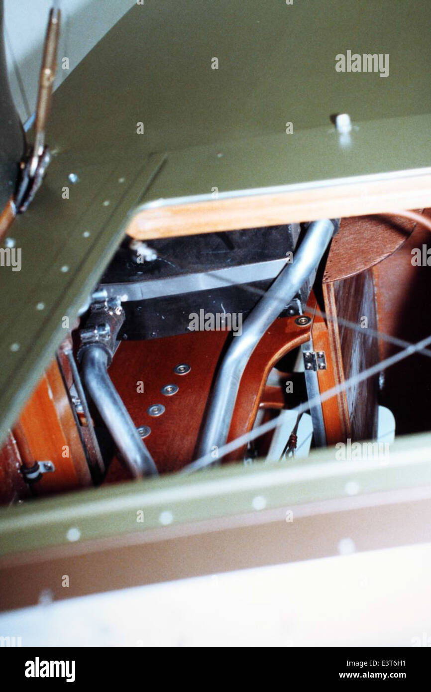 Lo SPAD XIII era un caccia francese della prima guerra mondiale noto per il suo potente motore e la capacità di superare gli aerei nemici. Fu ampiamente utilizzato dalle forze alleate in combattimento durante la guerra e divenne un simbolo iconico della prima guerra aerea. Foto Stock