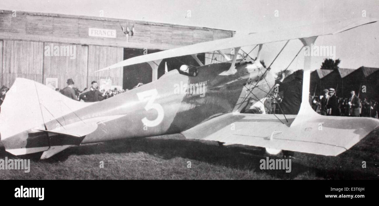 Lo SPAD S.58, un aereo francese della prima guerra mondiale, utilizzato durante il conflitto, è qui presente insieme al Louis Bleriot S.41. Questi aerei furono significativi nella storia dell'aviazione militare durante la prima guerra mondiale, noti per il loro ruolo in ricognizione e operazioni di caccia. Foto Stock