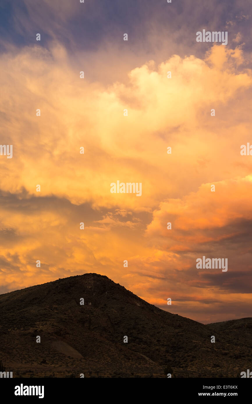 Un burrascoso nuvoloso colorate vivacemente cielo sopra le colline dipinte di unità di John Day Fossil Beds National Monument in Oregon orientale Foto Stock