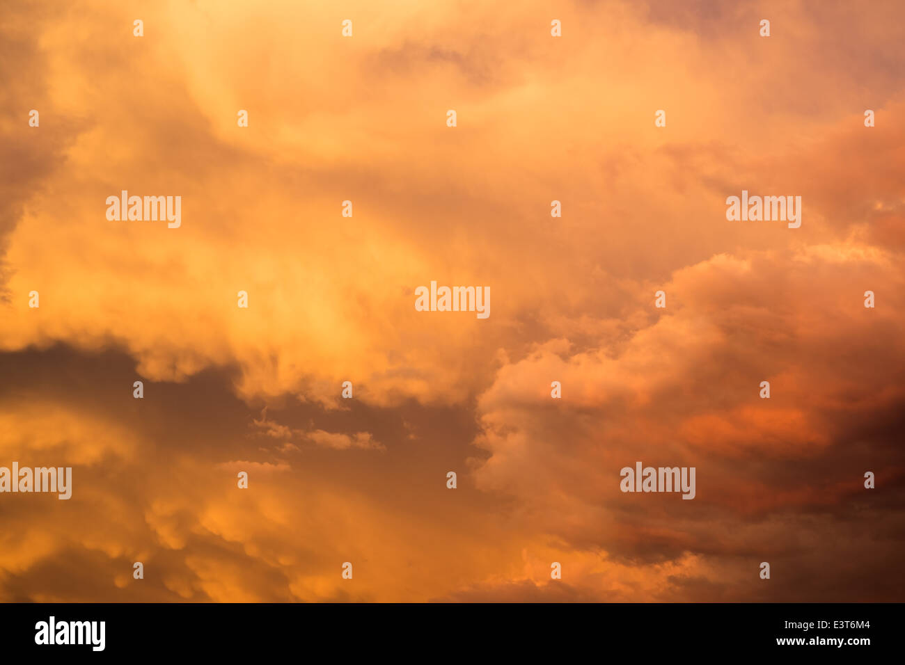 Un burrascoso nuvoloso colorate vivacemente sky in Oregon orientale Foto Stock