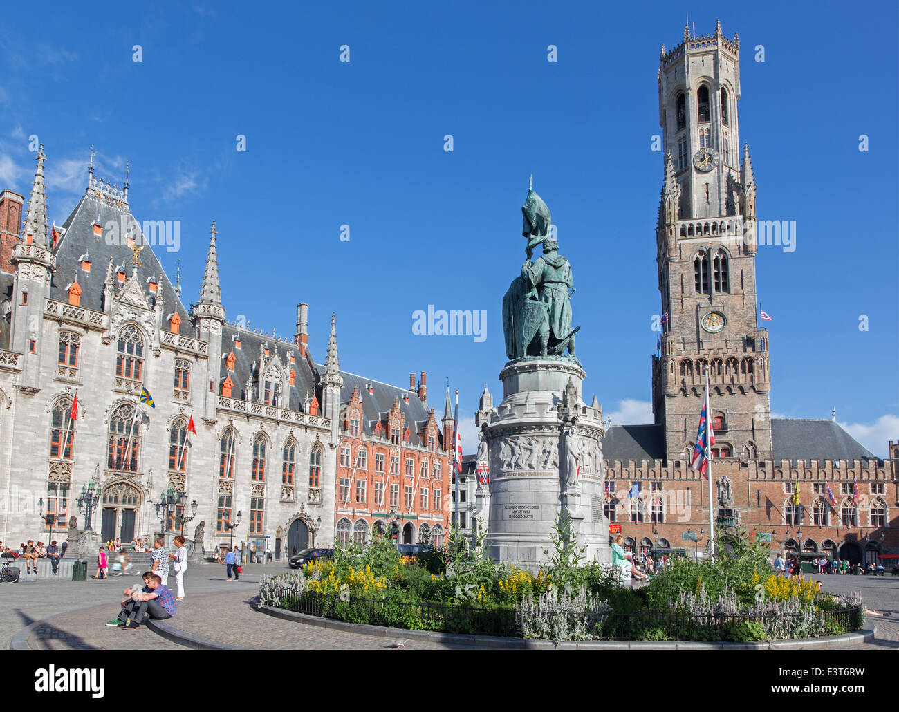 Bruges - Grote Markt con il Belfort van Brugge e Provinciaal Hof edifici e Memoriale di Jan Breydel e Pieter De Coninck Foto Stock