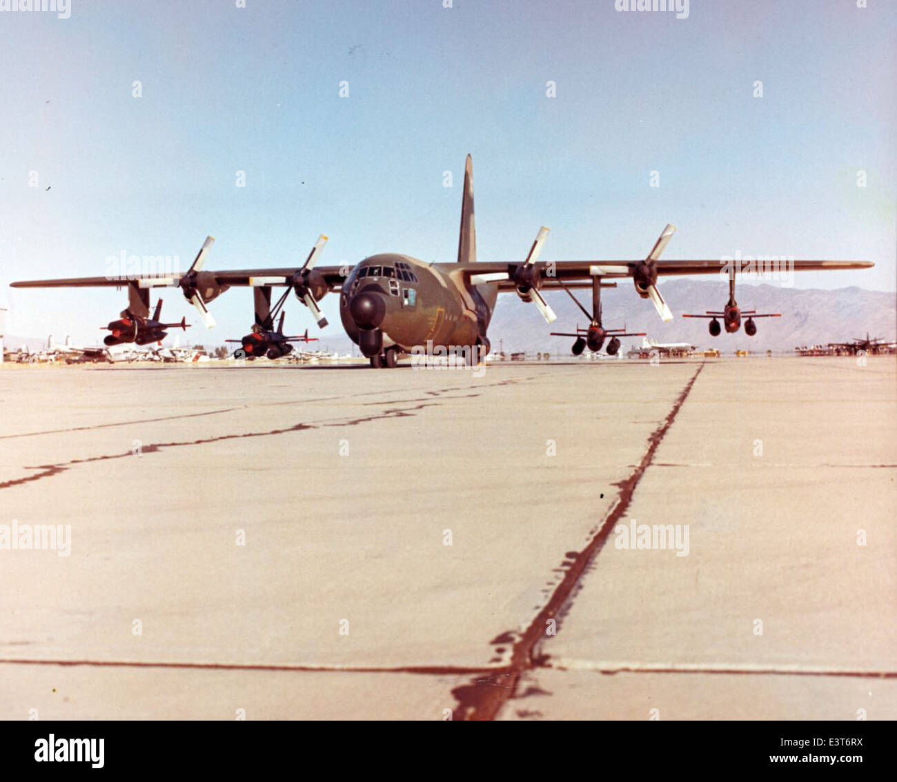 Il Lockheed C-130 Hercules è un aereo da trasporto militare a quattro motori introdotto negli anni '1950, utilizzato a livello globale per il trasporto di merci, truppe e missioni umanitarie. Foto Stock