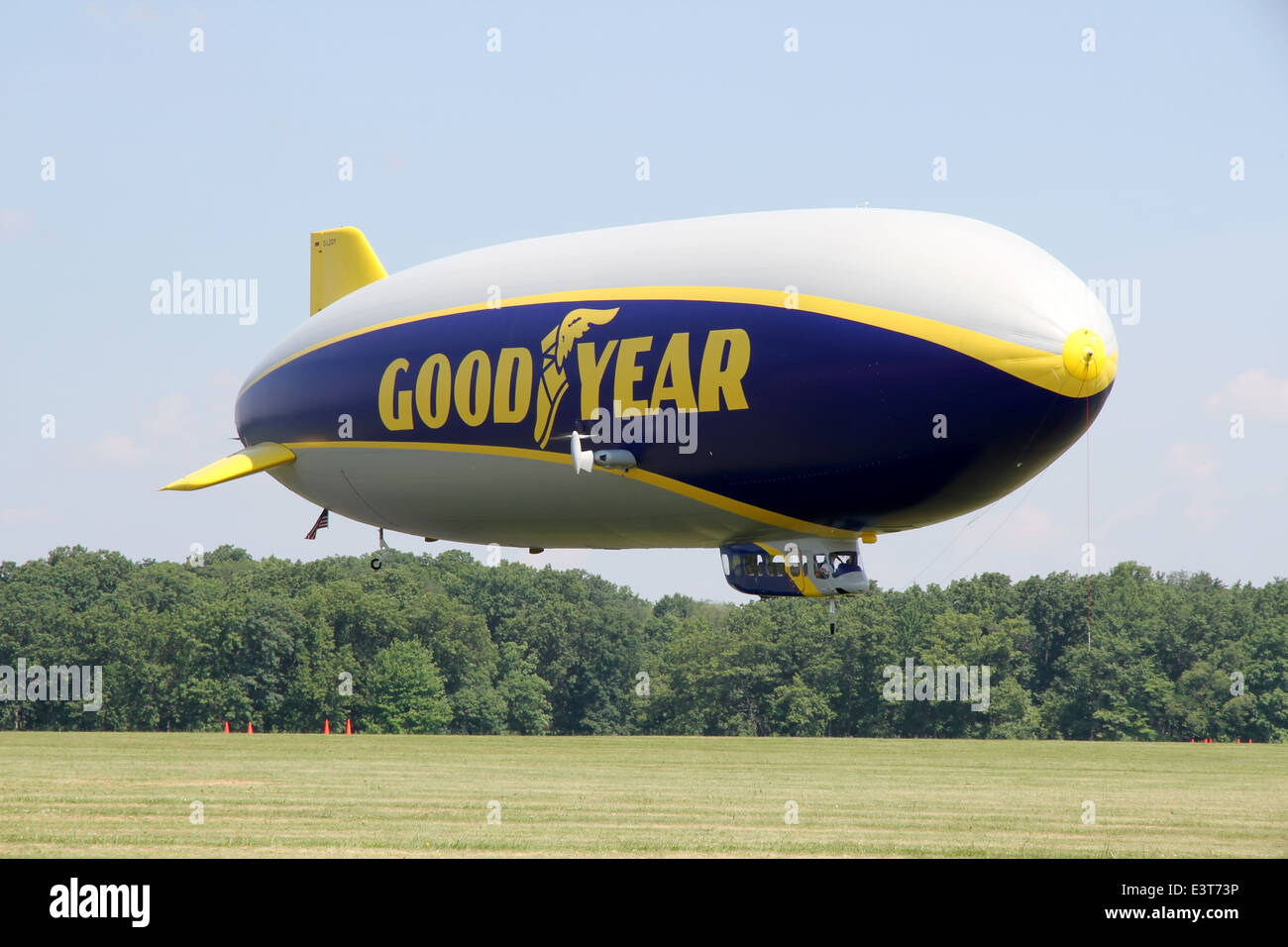 Suffield, Ohio, Stati Uniti d'America - 28 giugno 2014: il goodyear zeppelin nt battenti al dirigibile in base suffield, Ohio. Foto Stock