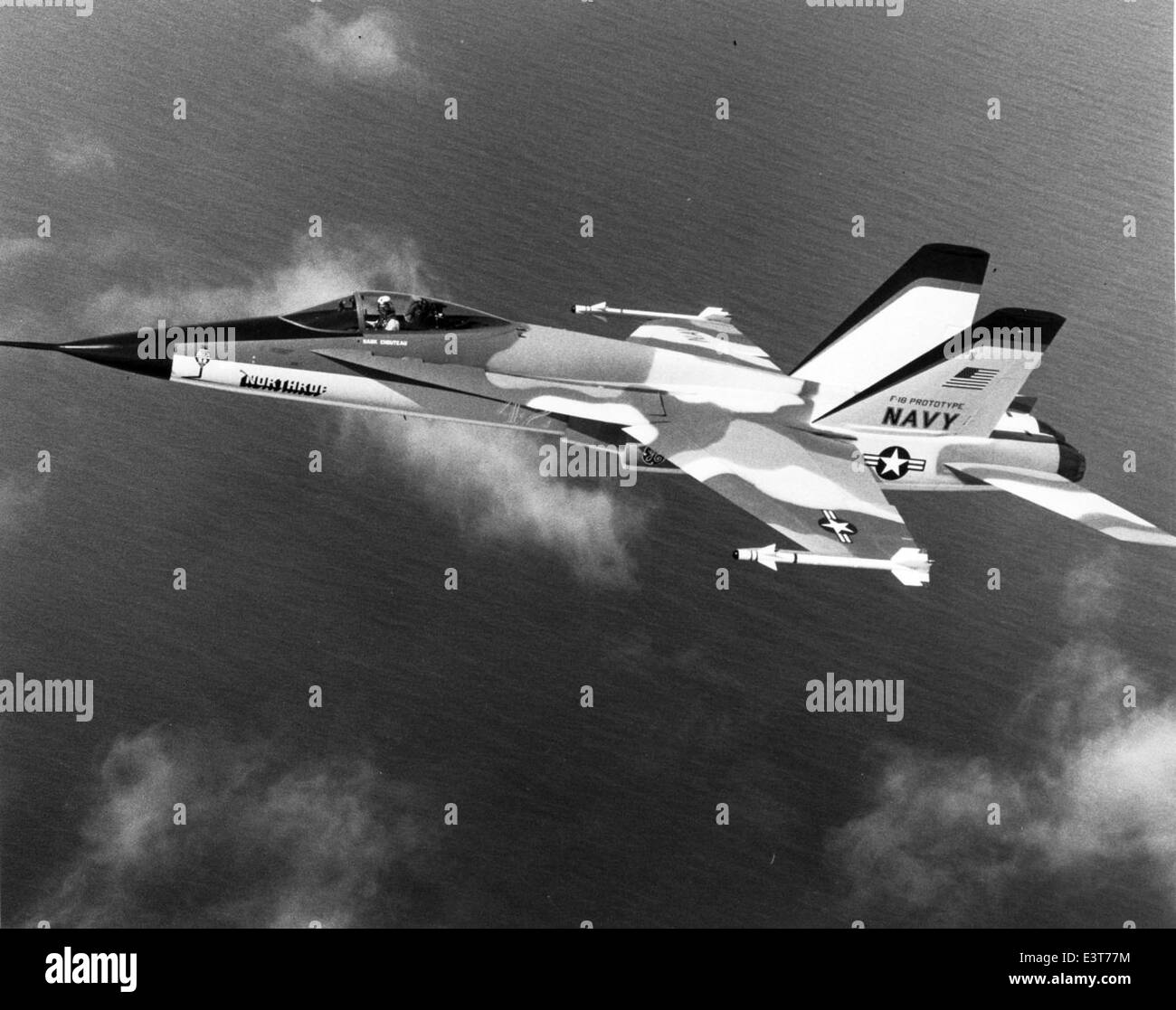 Il prototipo del Northrop F-18, noto anche come YF-17 Cobra, fu un velivolo fondamentale nello sviluppo dei moderni caccia. Questo prototipo ha contribuito a modellare il design del successivo F/A-18 Hornet, noto per la sua versatilità e le sue capacità ad alte prestazioni sia nel combattimento aria-aria che aria-terra. Foto Stock