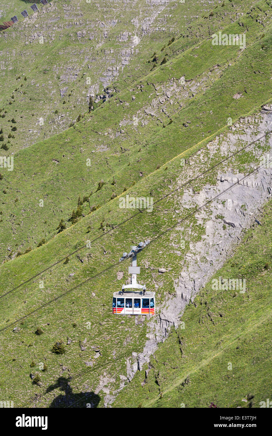 Funivia tra Wengen Mannlichen e al di sopra della Valle di Lauterbrunnen, Oberland bernese, Svizzera Foto Stock