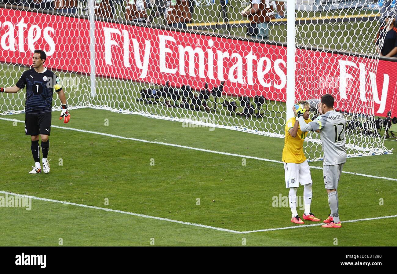 Belo Horizonte, Brasile. Il 28 giugno, 2014. Il Brasile è Neymar 2 (R) e il portiere Julio Cesar (1R) Cheer up in pena shoot-out durante un turno di 16 match tra il Brasile e il Cile del 2014 FIFA World Cup al Estadio Mineirao Stadium di Belo Horizonte, Brasile, il 28 giugno 2014. Il Brasile ha vinto 4-3 (3-2 in sanzioni) oltre il Cile e qualificata per i quarti di finale di sabato. Credito: Liu Bin/Xinhua/Alamy Live News Foto Stock