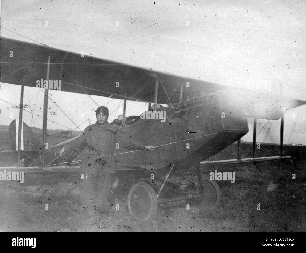 Questa foto del Kelly Field Scrapbook mostra i momenti storici al Kelly Field, un importante sito per lo sviluppo dell'aviazione durante i primi anni del XX secolo. Il libretto offre uno sguardo raro sulla storia dell'aviazione militare dell'epoca. Foto Stock
