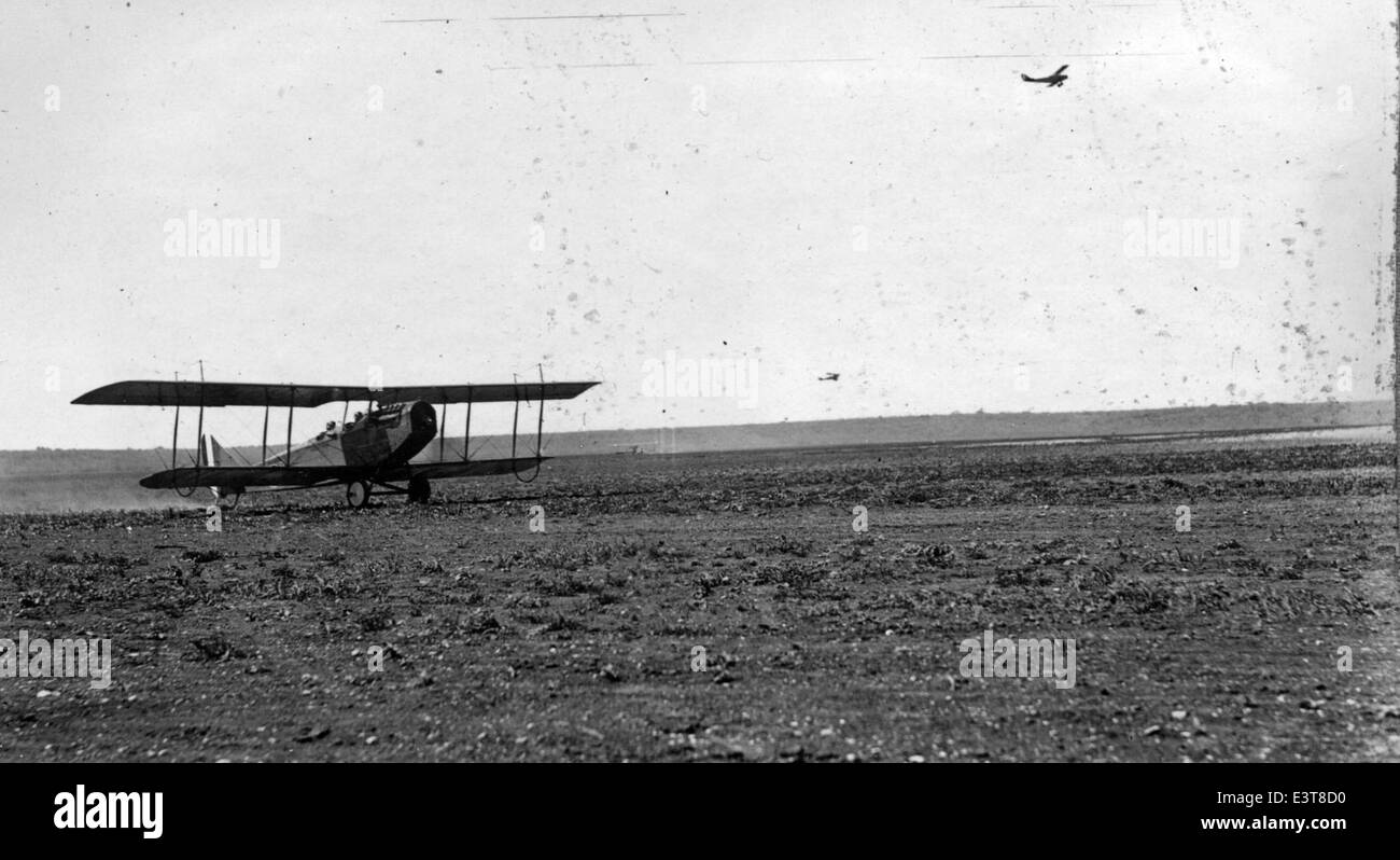 Il Kelly Field Scrapbook contiene documenti storici di Kelly Field, un'importante base aerea situata a San Antonio, Texas. Lo scrapbook fornisce informazioni sulle operazioni, il personale e gli aerei della base durante i suoi anni di attività, contribuendo alla storia dell'aviazione militare negli Stati Uniti. Foto Stock