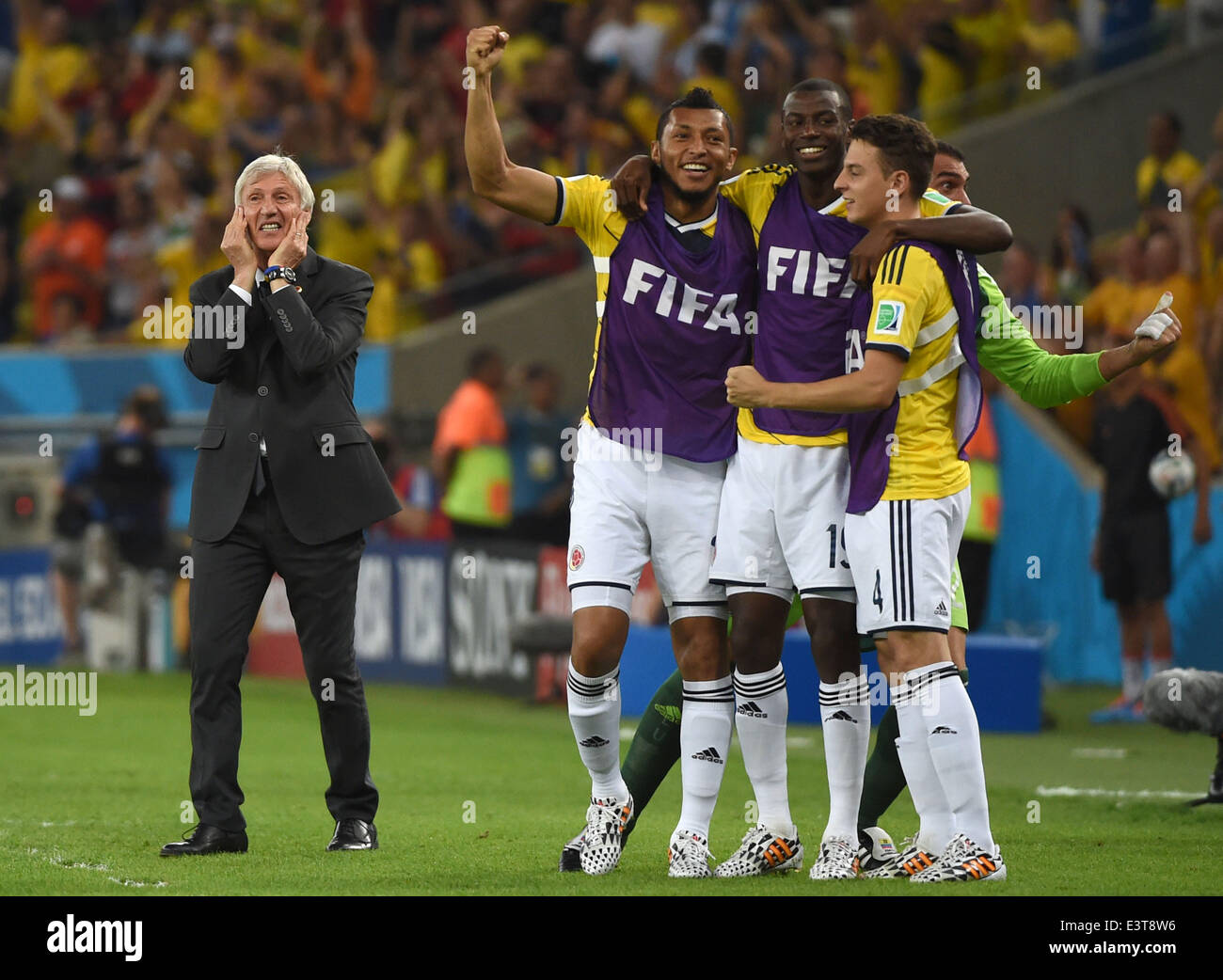 Rio De Janeiro, Brasile. Il 28 giugno, 2014. La Colombia è il coach Jose Pekerman (1L) celebrats l'obiettivo durante un turno di 16 match tra Colombia e Uruguay di 2014 FIFA World Cup al Estadio do Maracana Stadium di Rio de Janeiro, Brasile, il 28 giugno 2014.La Colombia ha vinto 2-0 su Uruguay il sabato. Credito: Wang Yuguo/Xinhua/Alamy Live News Foto Stock