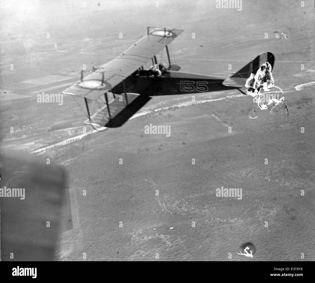 Il libretto di Kelly Field del 444th Aviation Squadron cattura momenti significativi nell'aviazione militare. Kelly Field, noto per il suo ruolo di centro di addestramento durante la prima e la seconda guerra mondiale, è stato un sito chiave per l'addestramento di aerei e personale, contribuendo all'evoluzione dell'aviazione statunitense. Foto Stock