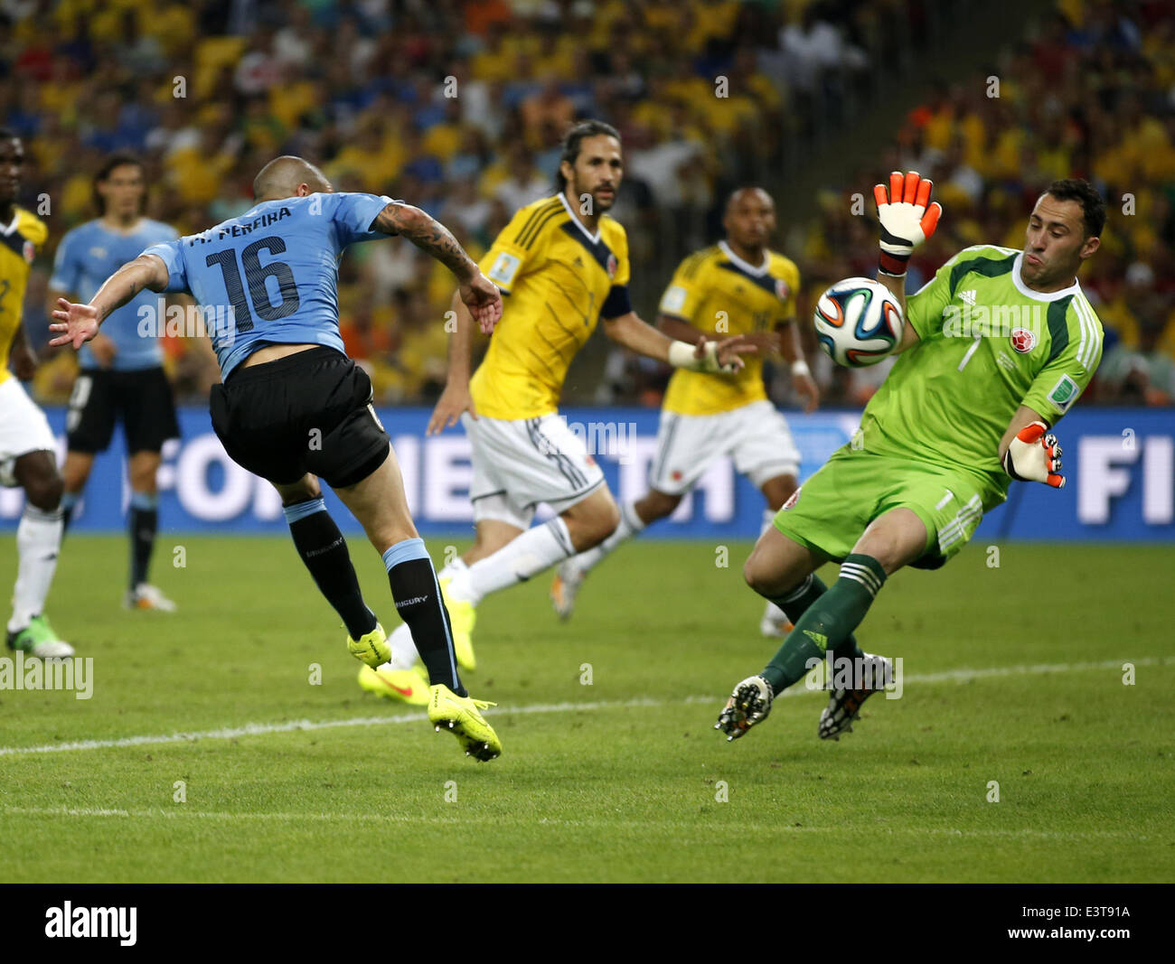 Rio De Janeiro, Brasile. Il 28 giugno, 2014. La Colombia è il portiere David Ospina (1R) tenta di bloccare un colpo durante un turno di 16 match tra Colombia e Uruguay di 2014 FIFA World Cup al Estadio do Maracana Stadium di Rio de Janeiro, Brasile, il 28 giugno 2014. La Colombia ha vinto 2-0 su Uruguay e qualificata per i quarti di finale di sabato. Credito: Wang Lili/Xinhua/Alamy Live News Foto Stock