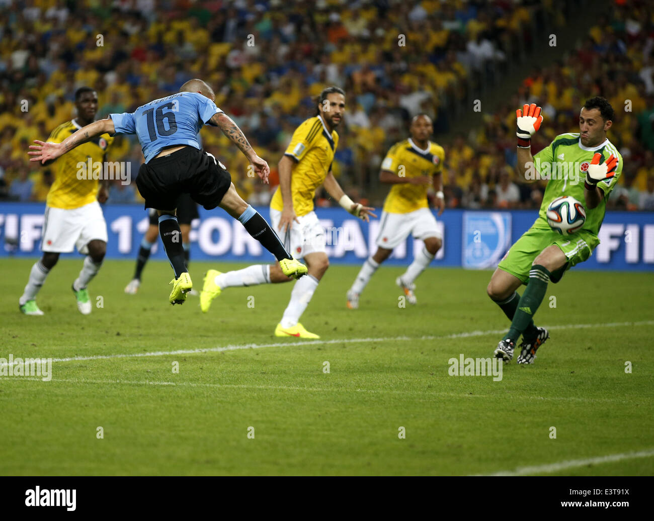 Rio De Janeiro, Brasile. Il 28 giugno, 2014. La Colombia è il portiere David Ospina (1R) tenta di bloccare un colpo durante un turno di 16 match tra Colombia e Uruguay di 2014 FIFA World Cup al Estadio do Maracana Stadium di Rio de Janeiro, Brasile, il 28 giugno 2014. La Colombia ha vinto 2-0 su Uruguay e qualificata per i quarti di finale di sabato. Credito: Wang Lili/Xinhua/Alamy Live News Foto Stock