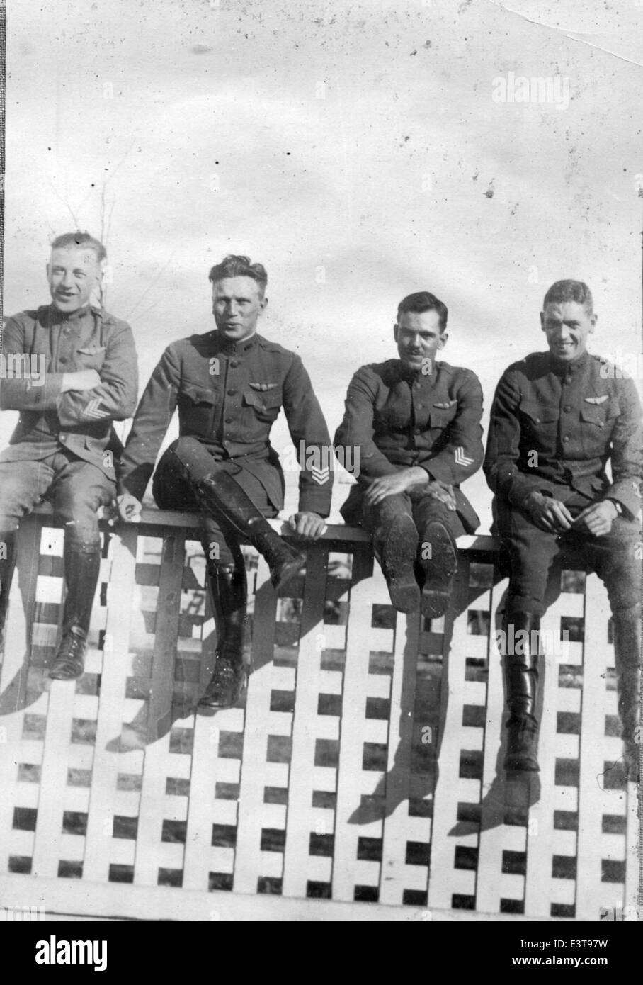 Questo album di scarti di Kelly Field mostra le attività e gli eventi che circondano il campo durante il suo picco come importante sito di addestramento per piloti ed equipaggi durante la prima e la seconda guerra mondiale Foto Stock