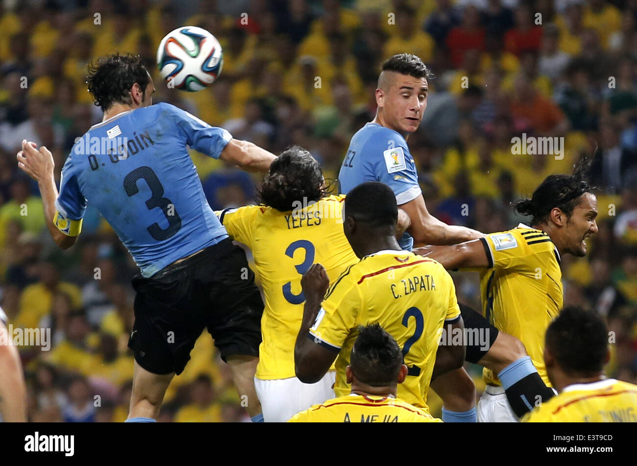 Rio De Janeiro, Brasile. Il 28 giugno, 2014. Dell Uruguay Diego Godin (1L) capi la sfera durante un turno di 16 match tra Colombia e Uruguay di 2014 FIFA World Cup al Estadio do Maracana Stadium di Rio de Janeiro, Brasile, il 28 giugno 2014. La Colombia ha vinto 2-0 su Uruguay e qualificata per i quarti di finale di sabato. Credito: Wang Lili/Xinhua/Alamy Live News Foto Stock