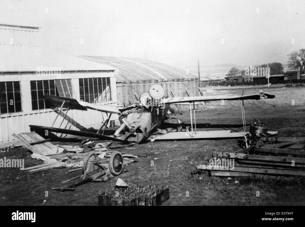 Questa immagine mostra le conseguenze di un incidente aereo che coinvolge un Bristol Fighter, o BrisFit, utilizzato durante la prima guerra mondiale. Lou Larson, una figura notevole nella storia dell'aviazione, è stato coinvolto nell'evento. Il Bristol Fighter fu un aereo chiave nelle forze aeree britanniche durante la grande Guerra, noto per la sua versatilità ed efficacia di combattimento. Foto Stock
