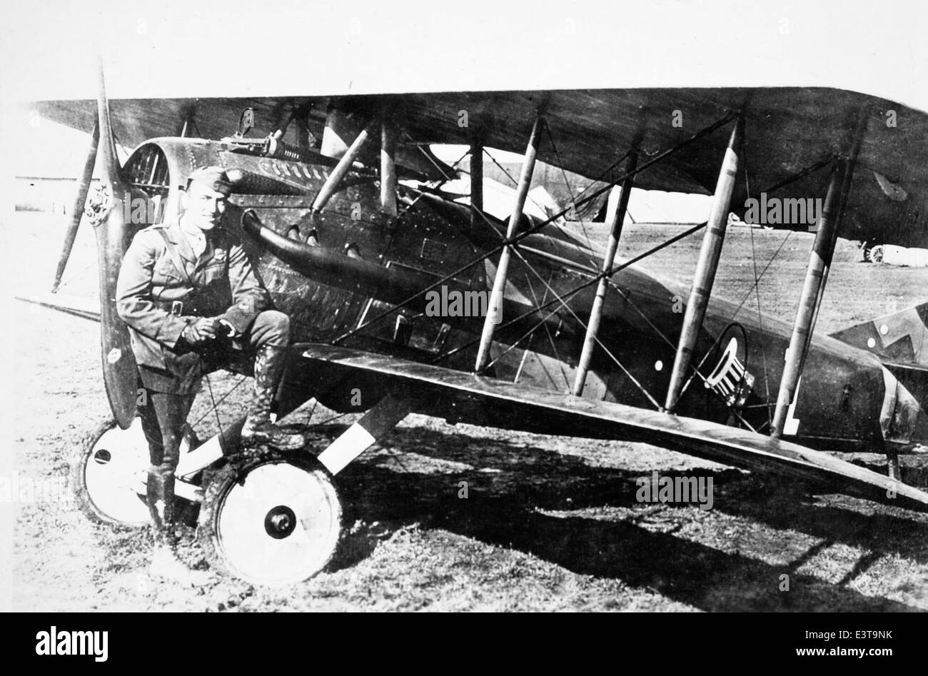 Questa fotografia della Larson Collection mostra Eddie Rickenbacker, asso dei combattenti della prima guerra mondiale e vincitore della medaglia d'onore. Rickenbacker fu una figura chiave nei primi anni dell'aviazione e in seguito divenne un pilota di auto da corsa. Foto Stock