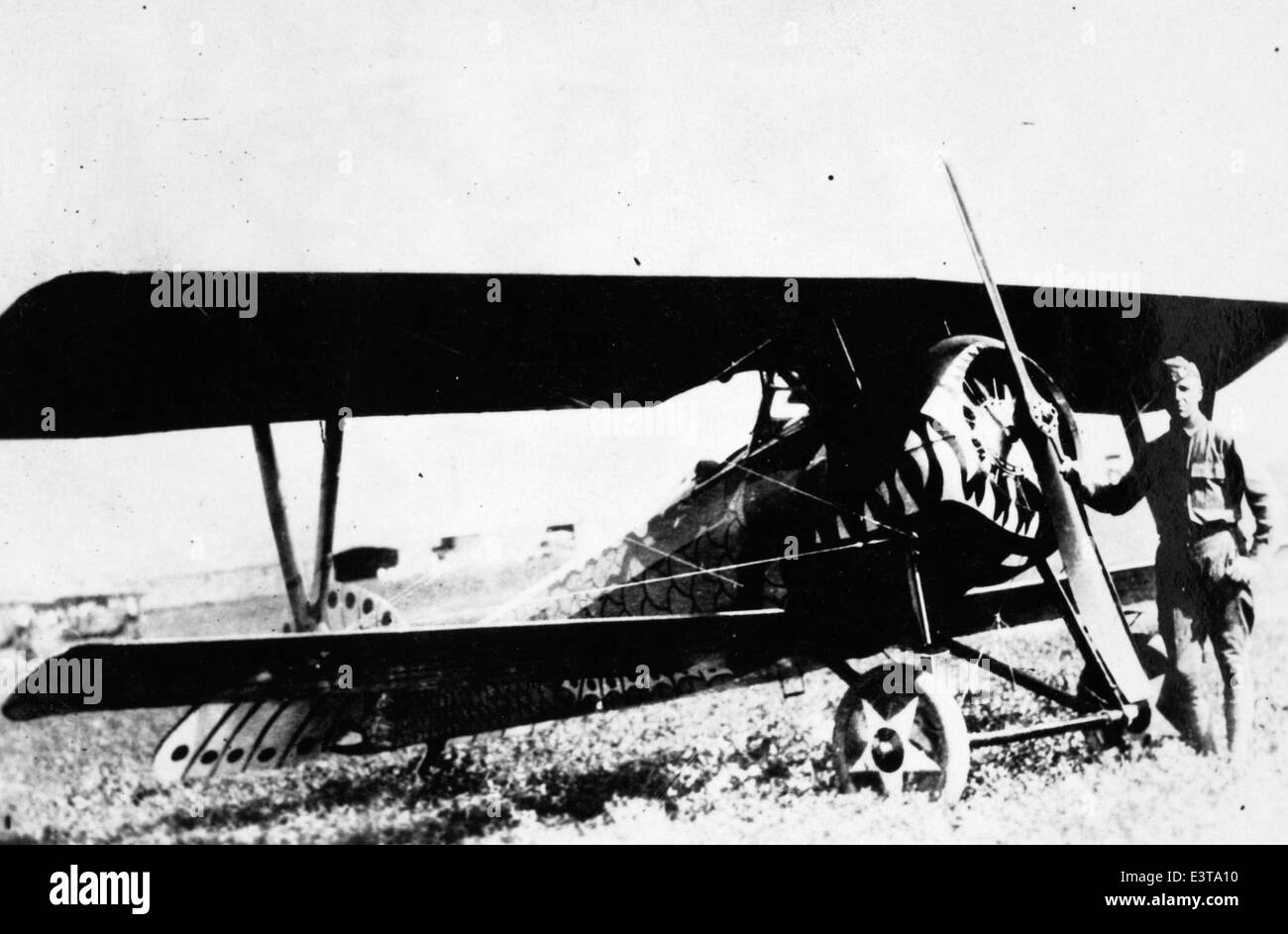 Il Nieuport 27 era un biplano francese utilizzato nella prima guerra mondiale, principalmente come aereo da caccia. Era noto per la sua agilità ed era pilotato da diversi piloti durante la guerra. Il coinvolgimento di Lou Larson con questo aereo evidenzia il suo significato nel combattimento aereo durante la grande Guerra. Foto Stock