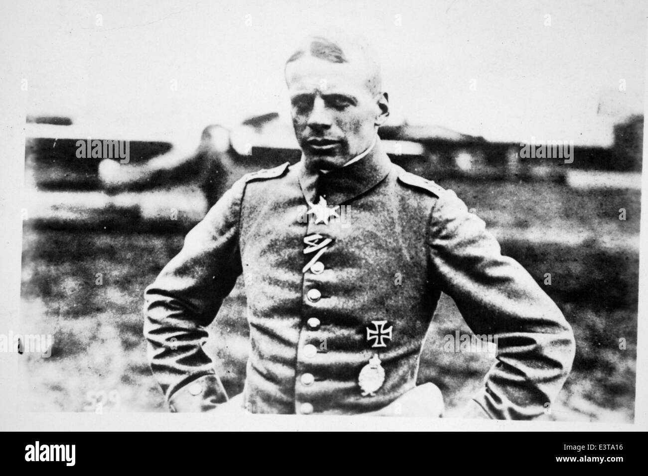 Oswald Boelcke fu uno dei principali assi da caccia tedeschi durante la prima guerra mondiale, accreditato con 40 vittorie aeree. Noto per le sue innovazioni tattiche nel combattimento aereo, le strategie di Boelcke influenzarono le future tecniche di combattimento. Il legame di Lou Larson con l'eredità di Boelcke sottolinea il suo ruolo nella storia dei primi combattimenti aerei. Foto Stock