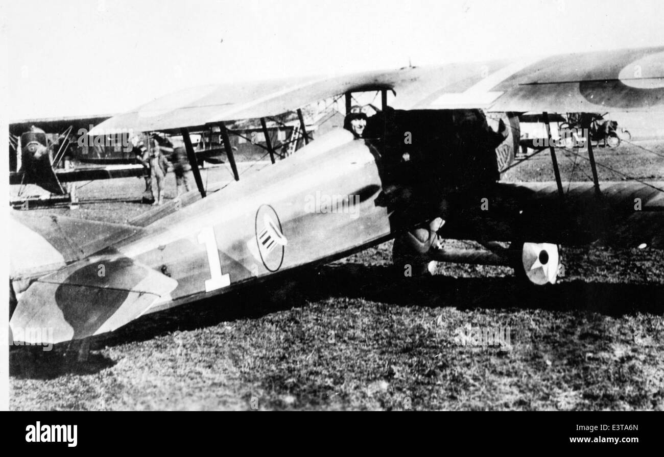 Questa immagine rende omaggio a Eddie Rickenbacker, un famoso asso dei combattenti della prima guerra mondiale, noto per il suo coraggio e il suo emblema iconico "Hat in the Ring". Rickenbacker fu insignito della Medaglia d'Onore del Congresso per le sue azioni eroiche e in seguito divenne un pilota di auto da corsa. La sua eredità sia nell'aviazione che nelle corse automobilistiche è celebrata, con un collegamento con il 94th Aero Squadron, dove ha prestato servizio in combattimento durante la prima guerra mondiale. Foto Stock