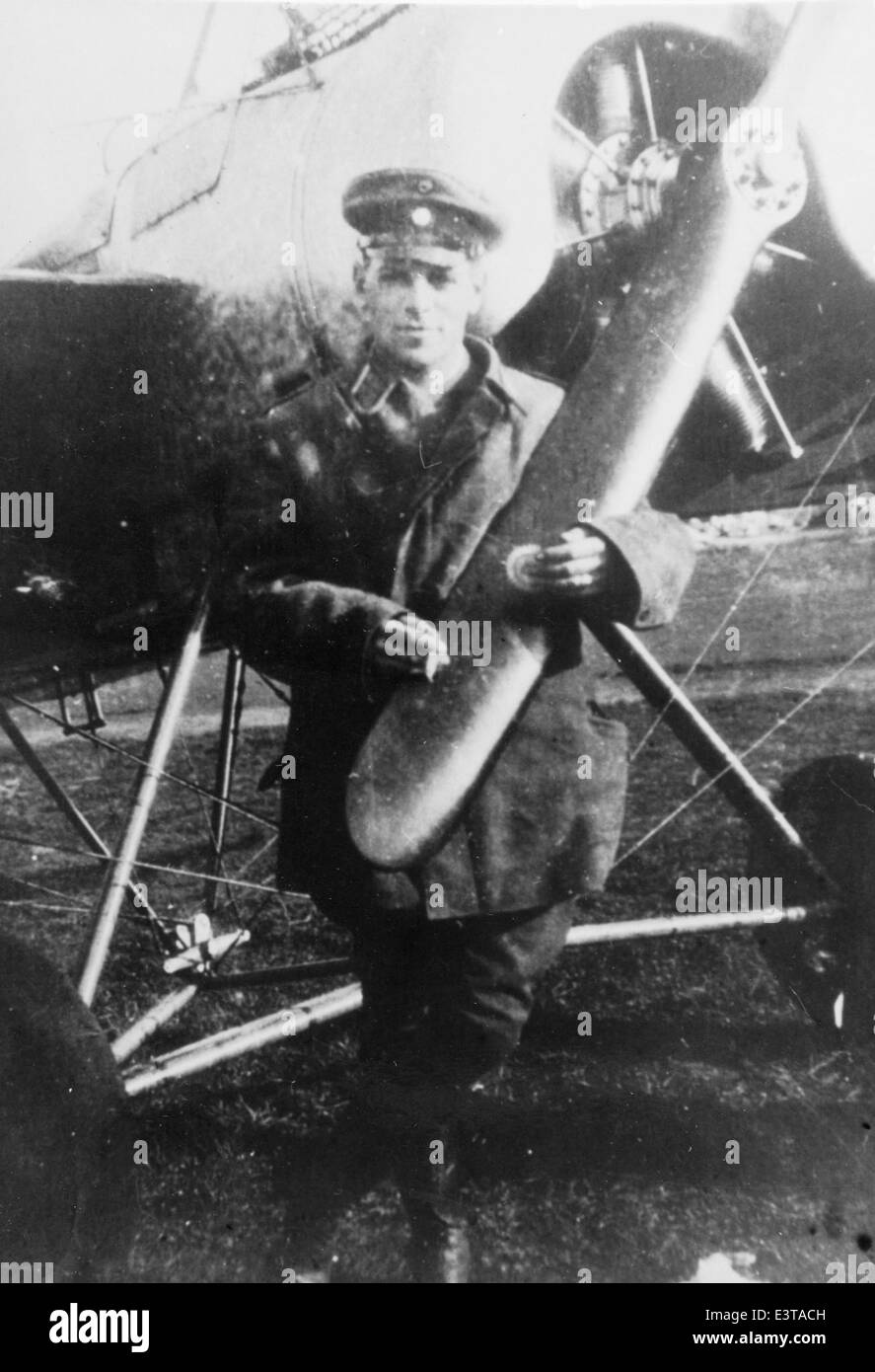 Questa fotografia della collezione Lou Larson rappresenta un momento importante nell'aviazione della prima guerra mondiale. Le foto di Larson documentano vari aerei militari e le loro operazioni durante la guerra, contribuendo alla storia del combattimento aereo. Foto Stock