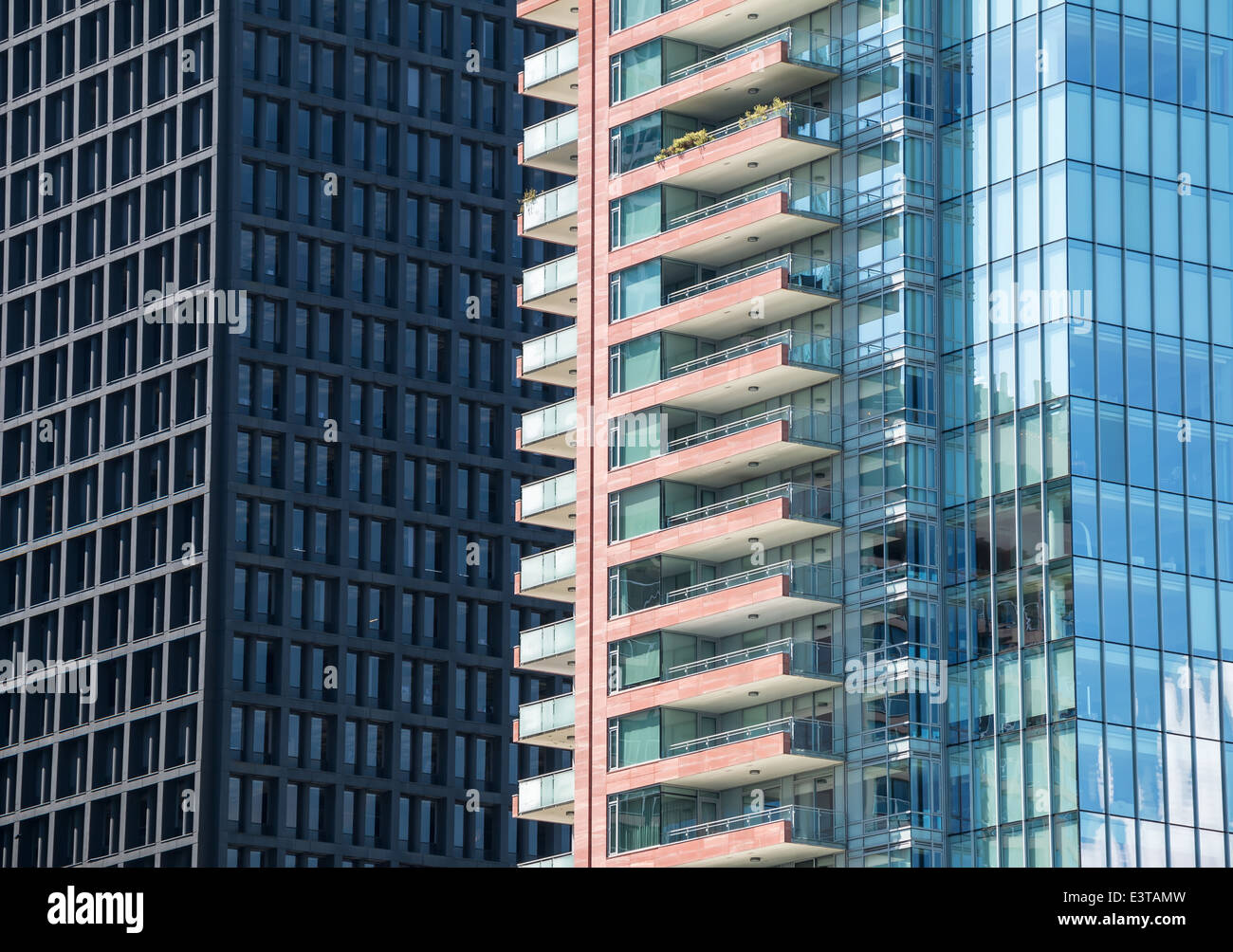 Dettagli architettonici di moderni edifici di appartamenti. Foto Stock