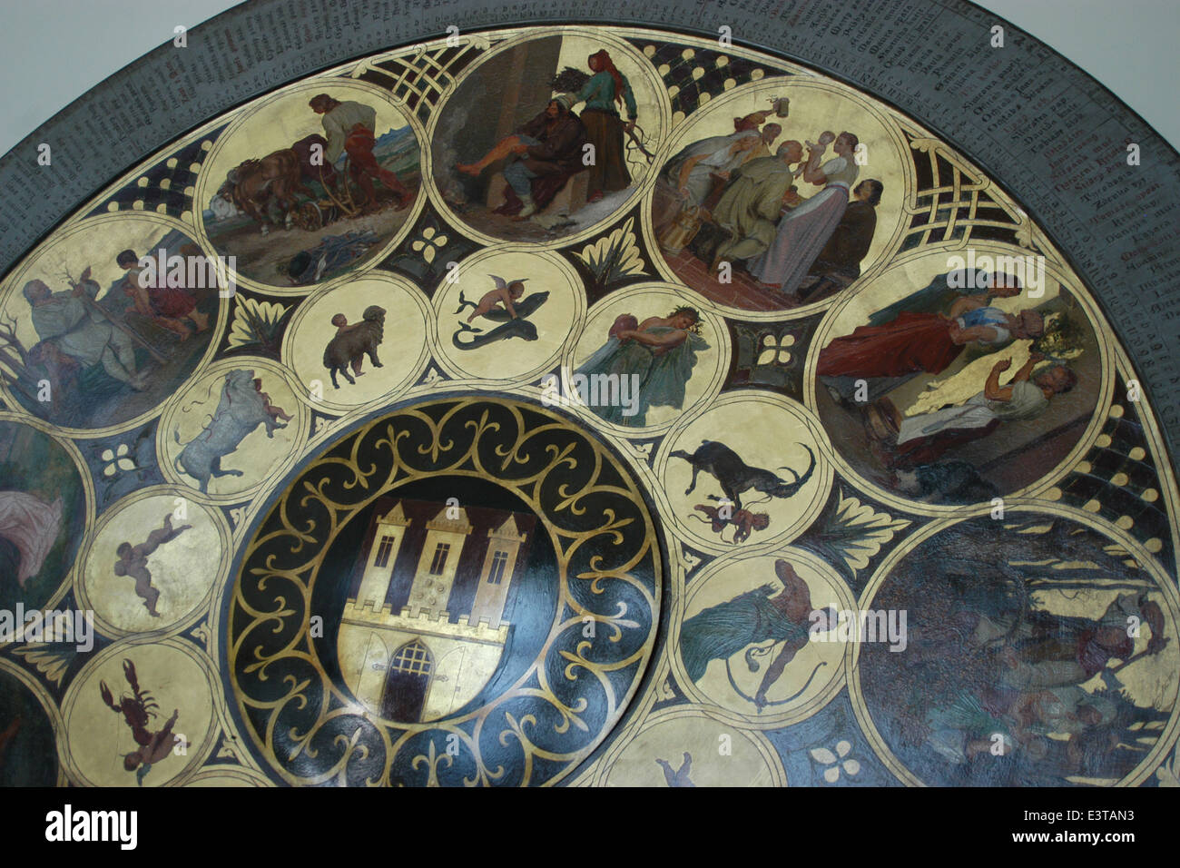 Calendario originale piastra dell'Orologio Astronomico di Praga da Josef Manes nel museo della città di Praga a Praga, Repubblica Ceca. Foto Stock