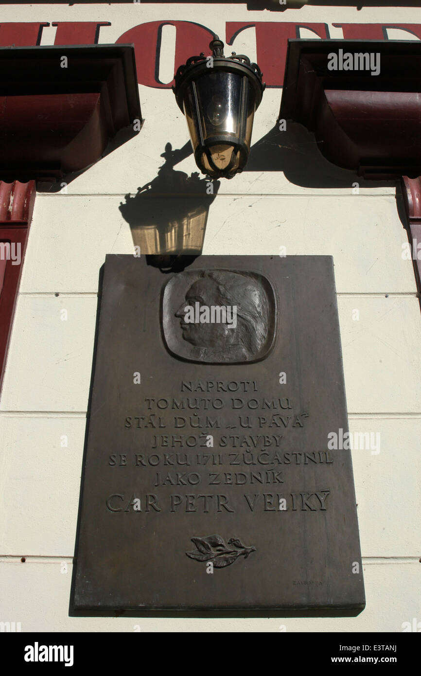 Lapide commemorativa vicino al luogo dove una casa costruita da zar russo Pietro il Grande una volta sorgeva a Karlovy Vary Repubblica Ceca. Foto Stock