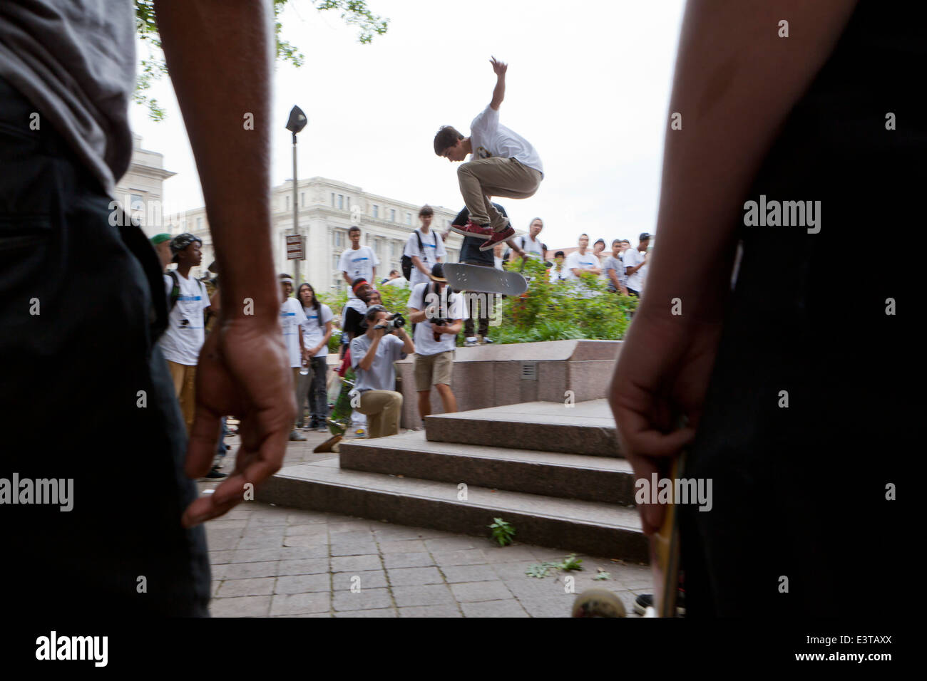 Street guidatore di skateboard di eseguire un salto - USA Foto Stock