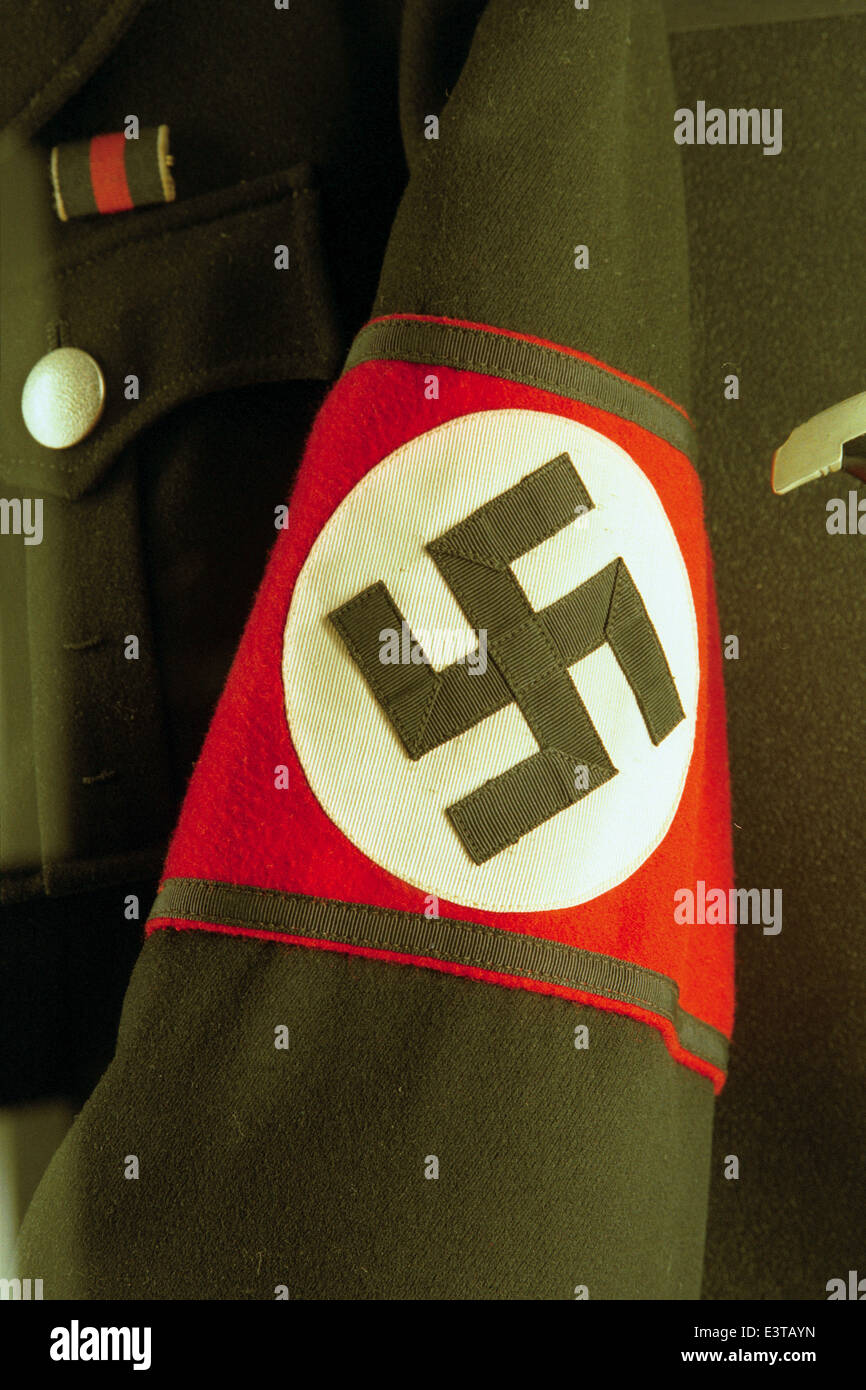 Uniforme nazista con la svastica esposte nel Museo dell'esercito a Praga, Repubblica Ceca. Foto Stock